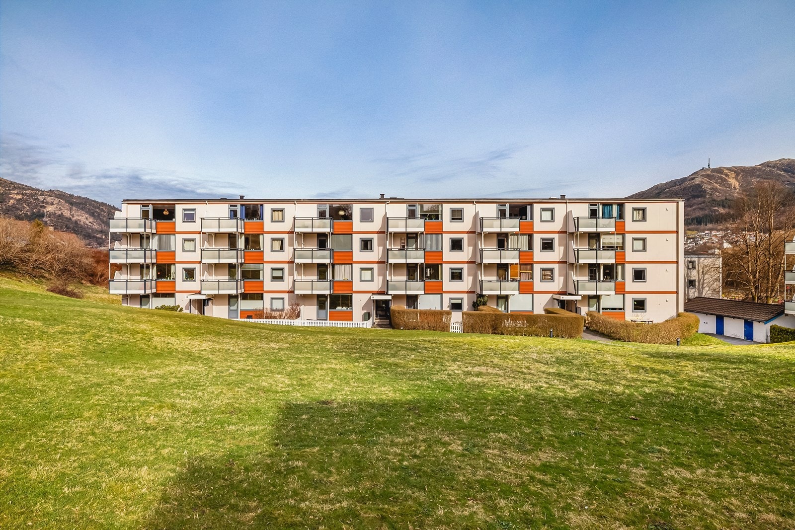 Borettslaget er pent opparbeidet fellesarealer med grøntanlegg, interne veier, lekeplasser m.m. Galleribilde