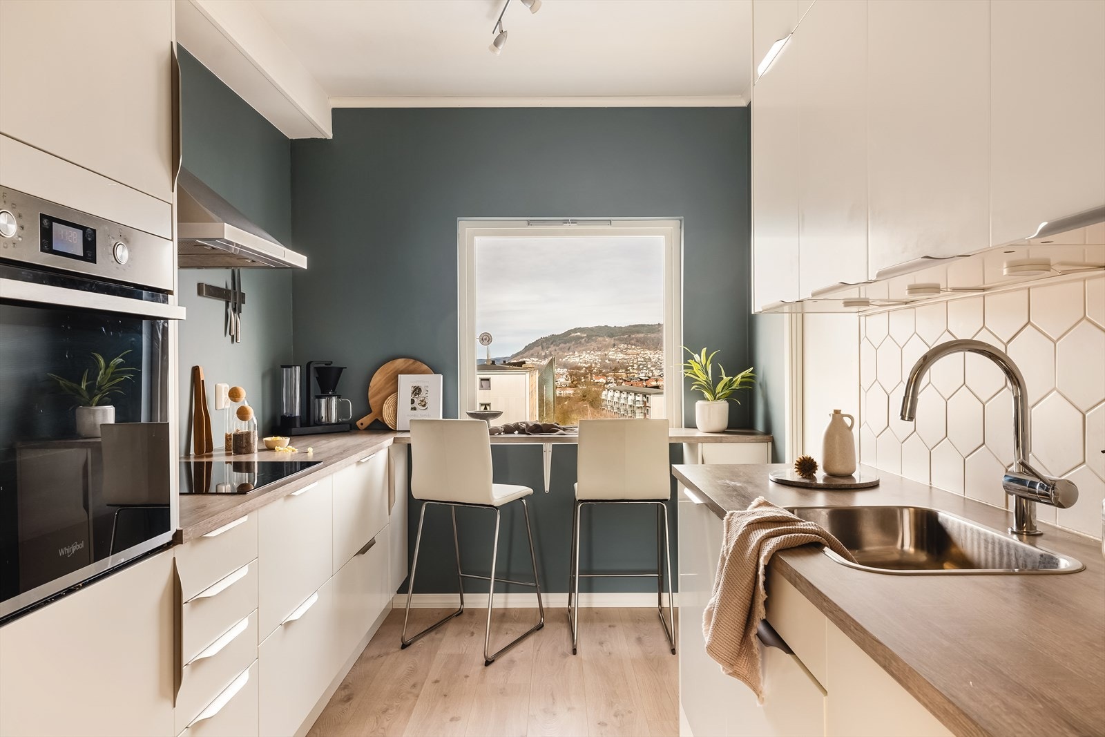 Flott kjøkken fra 2019 (Norema) med lyse slette fronter og doble overskap Galleribilde