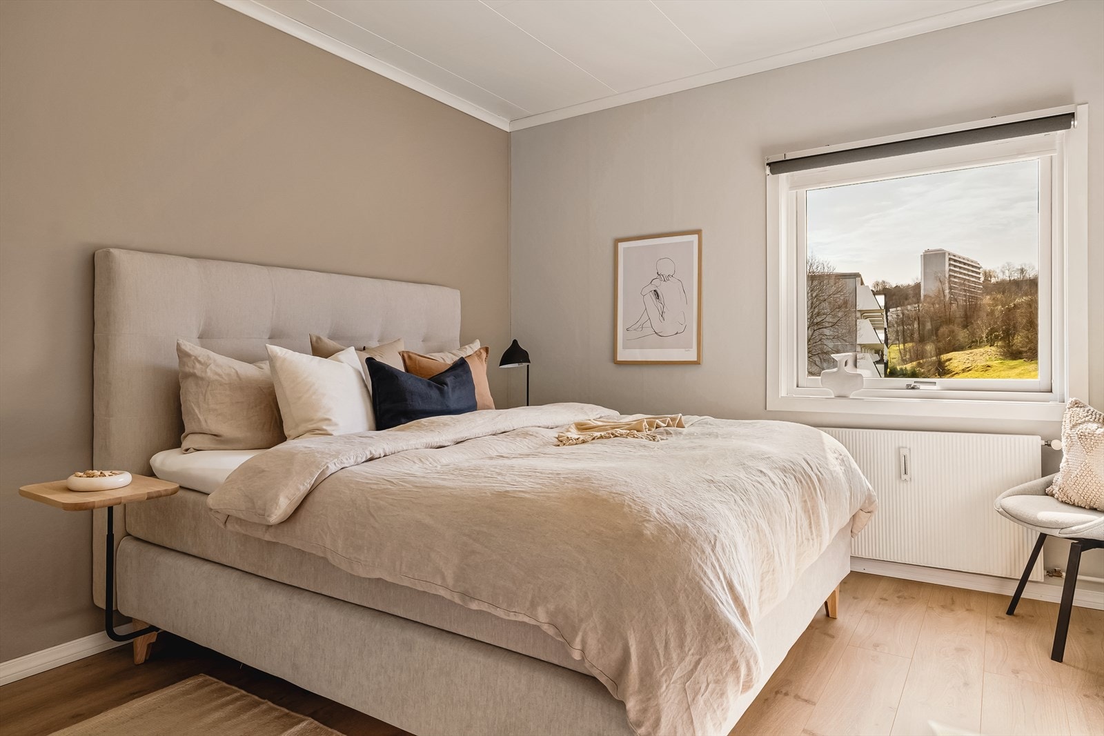 Hovedsoverommet er av meget god størrelse med god plass til dobbeltseng, nattbord og ønsket innredning. Galleribilde