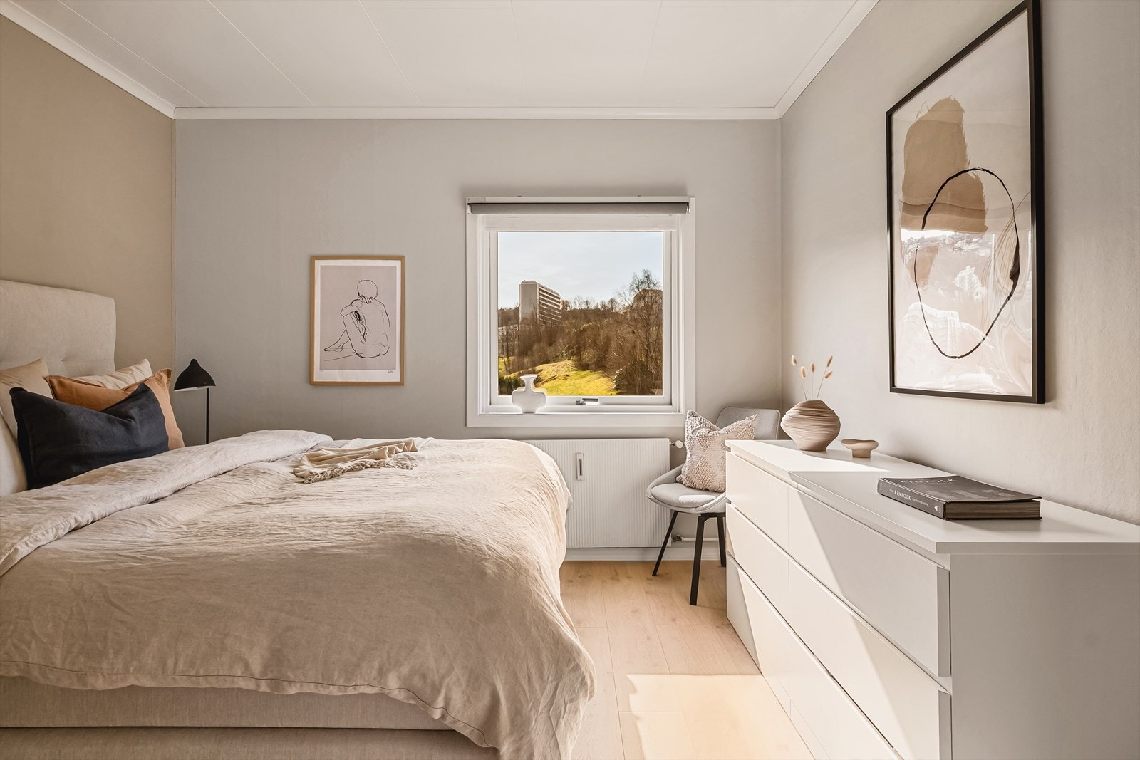 Radiator i stue og på hovedsoverom. Varme til egen leilighet er inkludert i de månedlige felleskostnadene. Sentralvarme blir levert 9 mnd pr år, mens kostnaden blir fordelt på 12 mnd. Galleribilde