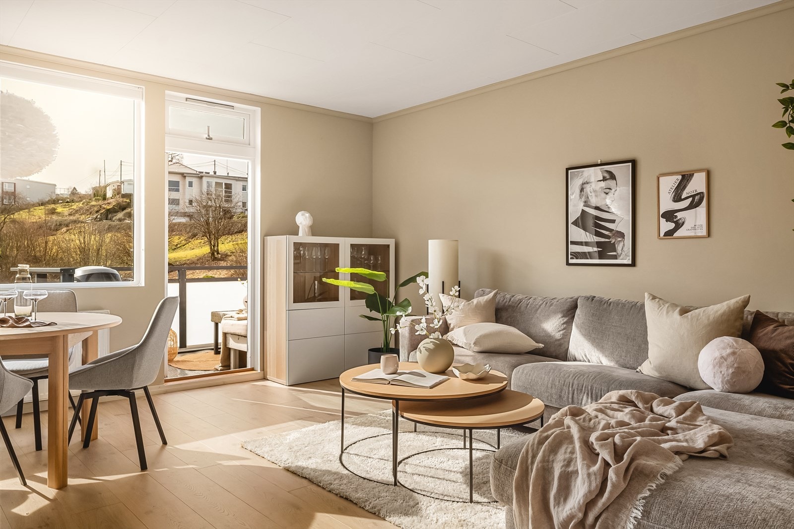 Lyst og innbydende med store vindusflater og terrassedør. Nyere 1-stavs laminatgulv. Galleribilde