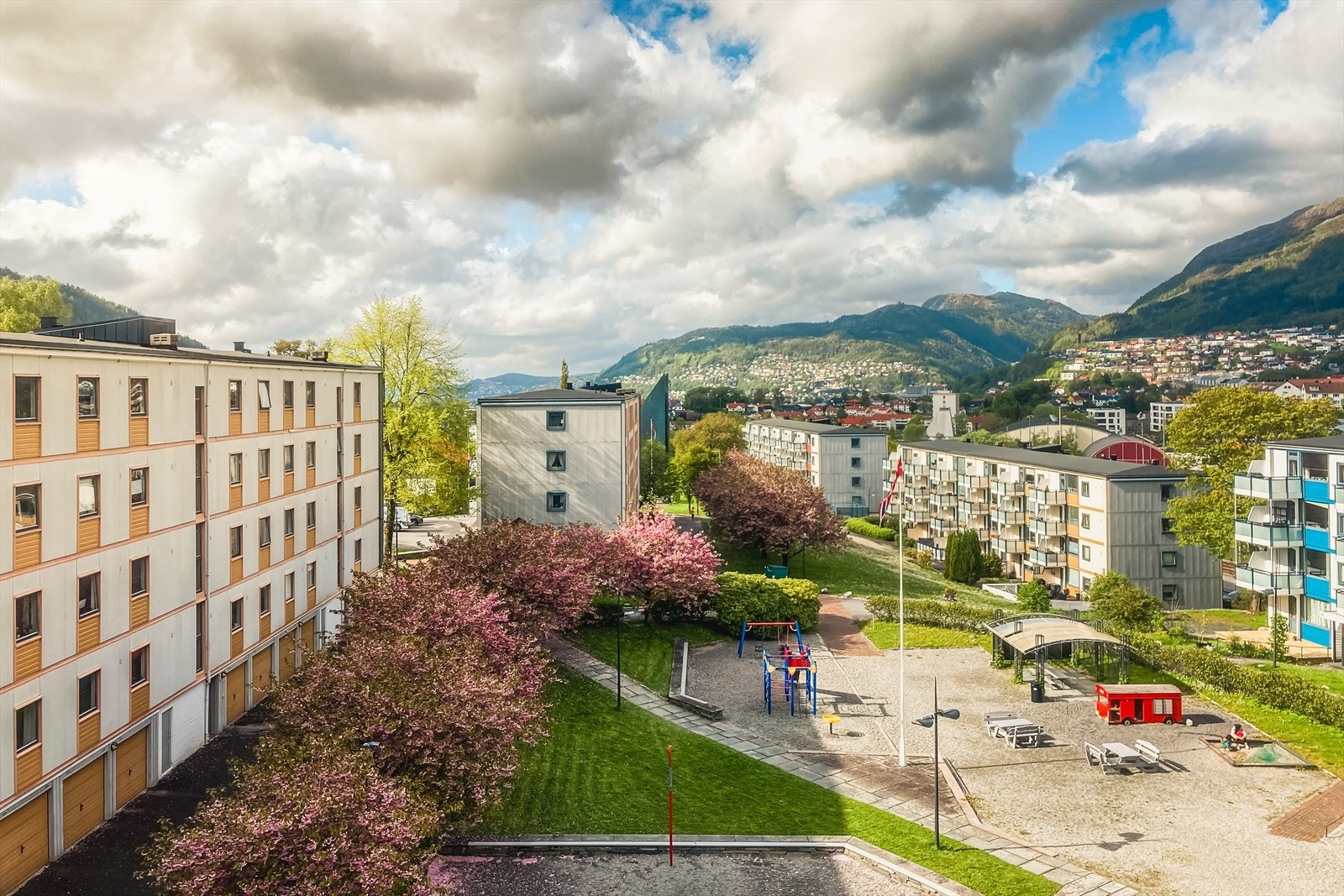 Herlig utsikt fra kjøkkenet mot både Ulriken og Fløyen. NB! Bildet er tatt sommeren 2022. Det er pt. en del anleggsmaskiner m.m. her ifm. rørfornying i laget. Arbeidet skal ferdigstilles i mai. Galleribilde