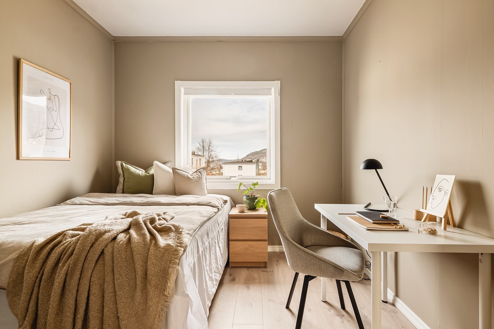 Leiligheten har to gode soverom på henholdsvis 13,5 m² og 11,5 m² Galleribilde