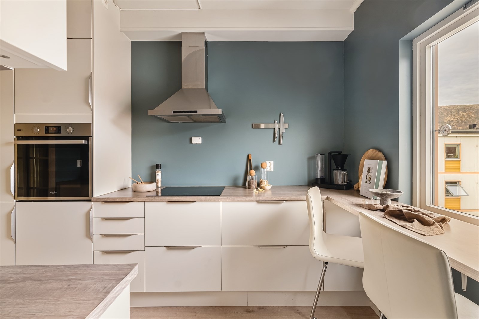 Kjøkkenet er moderne utstyrt med alt du trenger av integrerte hvitevarer som stekeovn, induksjonstopp, oppvaskmaskin og kombiskap Galleribilde