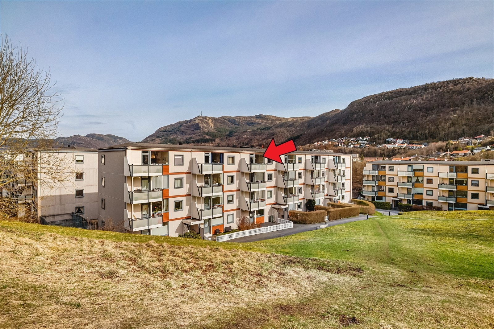 Her ute kan man nyte gode solforhold og utsikt mot flotte grøntareal. Leiligheten har god intern beliggenhet i borettslaget. Galleribilde