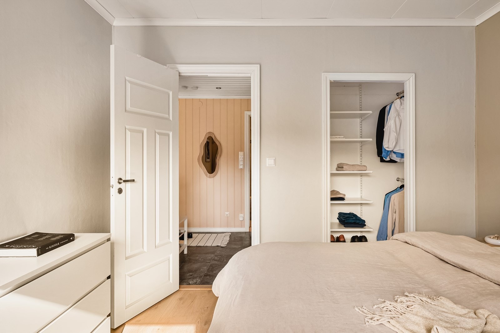 Hovedsoverommet har praktisk "walk-in-closet" Galleribilde