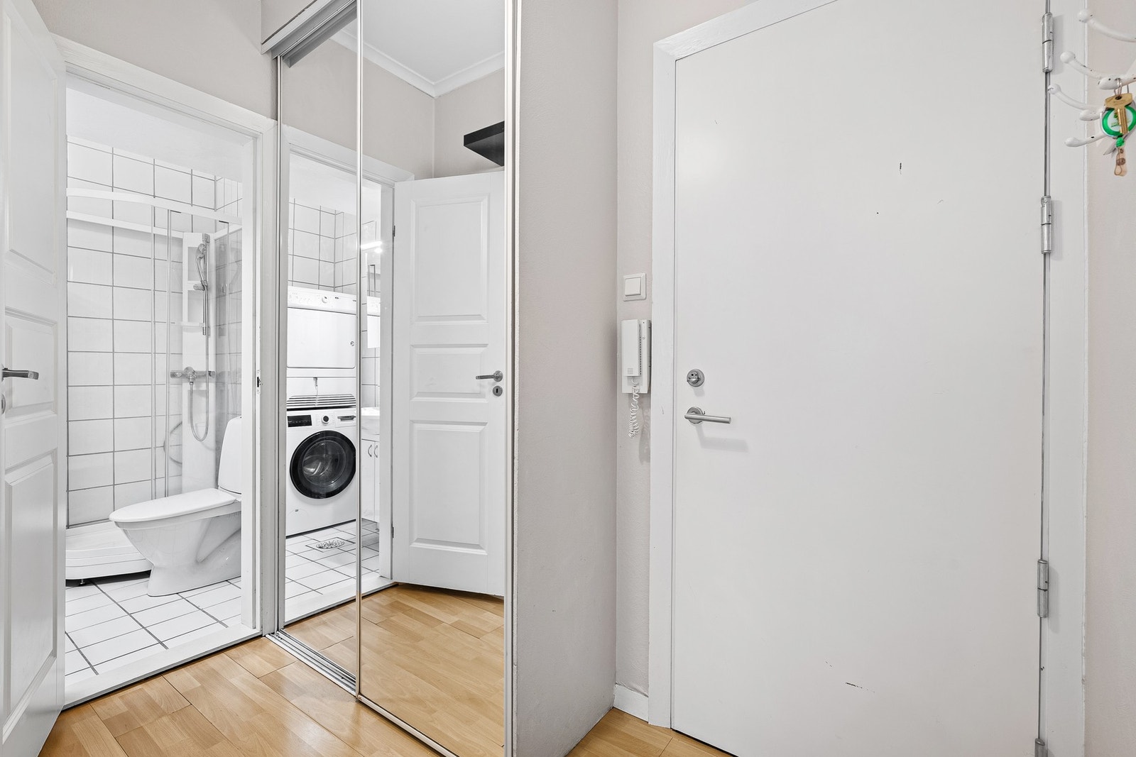 Garderobeskap i entré og lagringsplass i bod/kott i leiligheten i tillegg til kjellerbod. Galleribilde