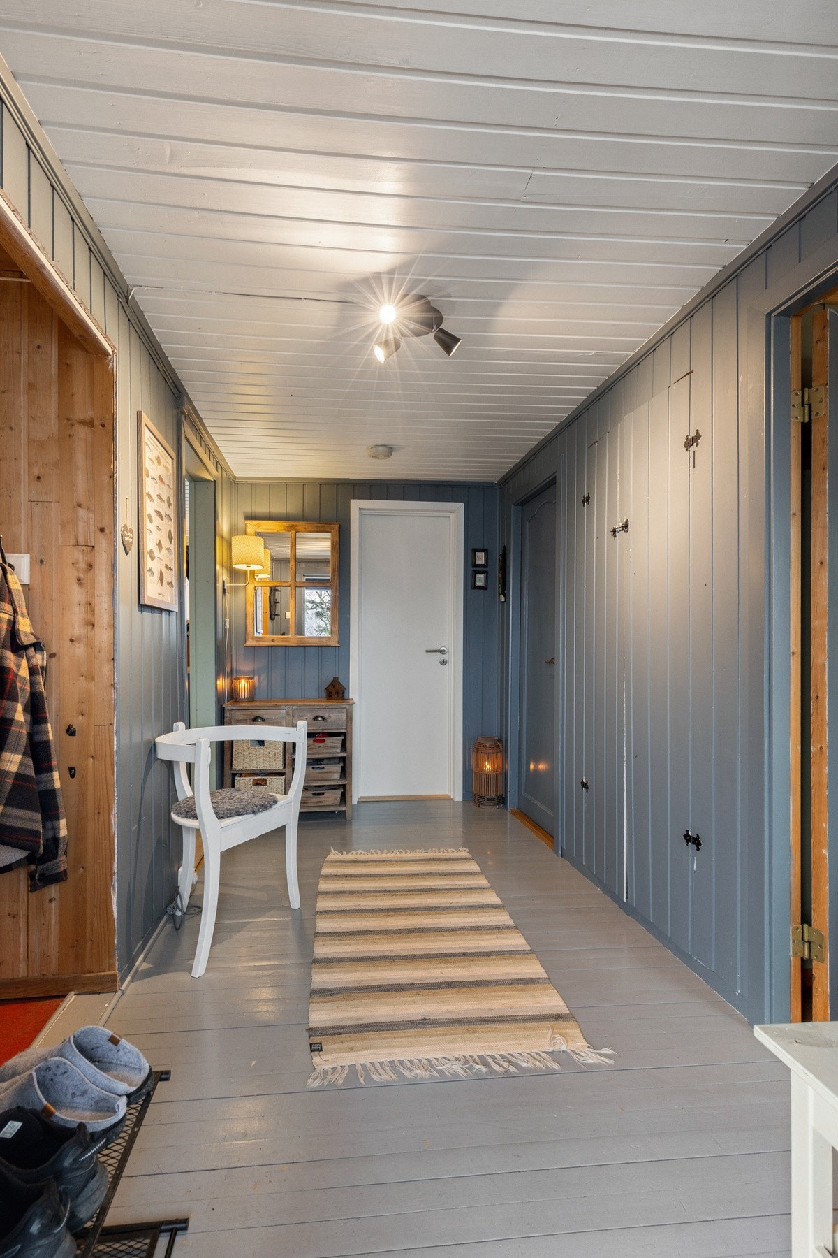 God start begynner i gangen - her møtes du av lune farger og gjennomførte materialvalg. Galleribilde