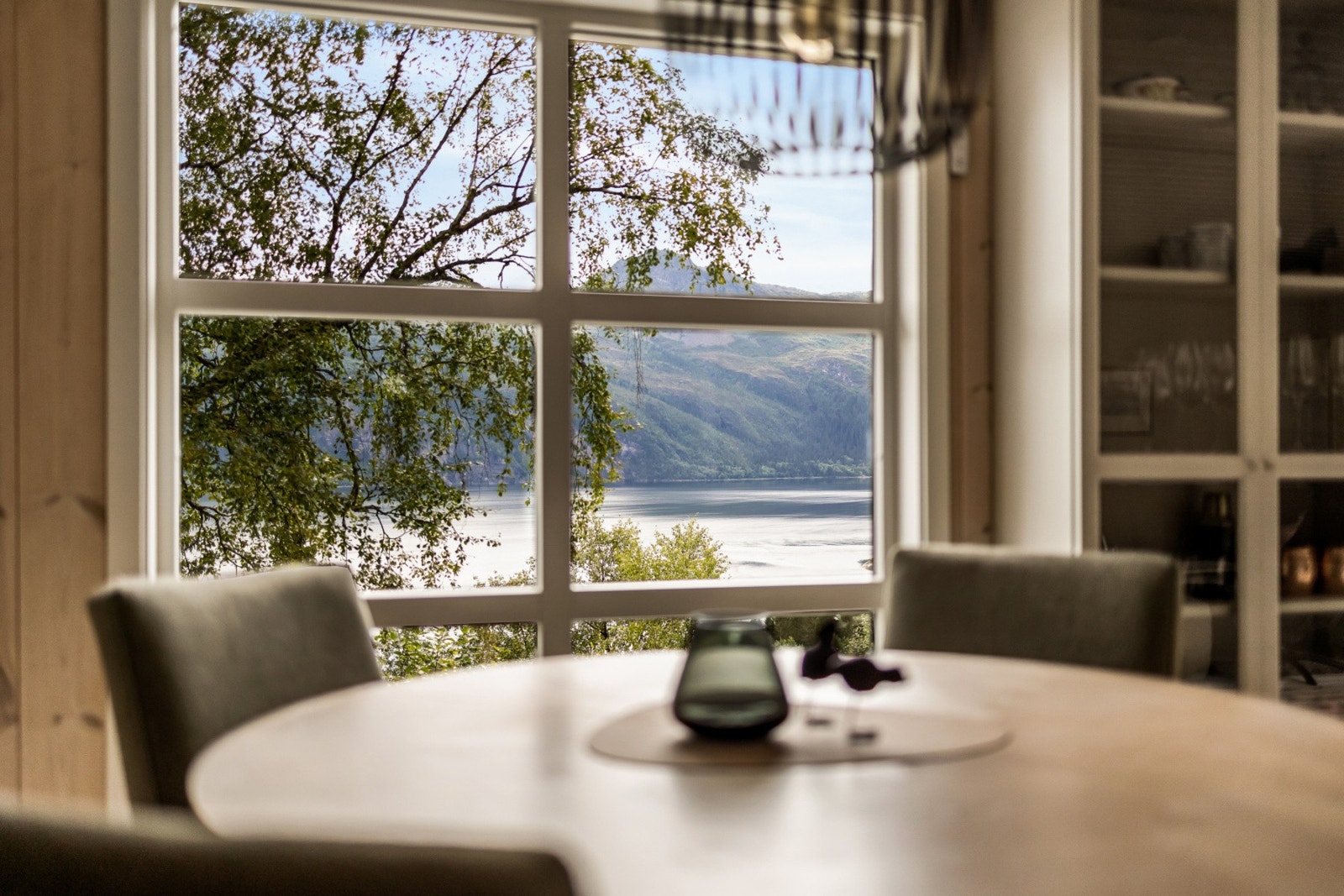 Ta frokostkaffen mens du lar øynene hvile på fjorden som ligger blikkstille utenfor og Selhorntinden som troner majestetisk ovenfor. Galleribilde