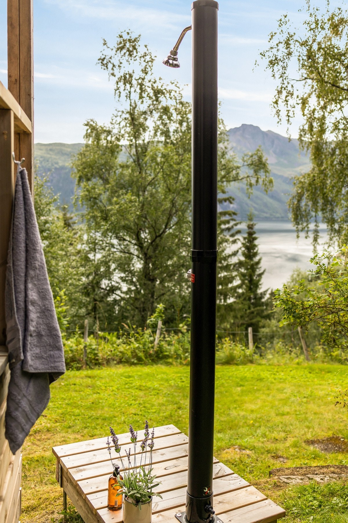 Utedusjen står klar og venter på deg. Tenk å ta seg en dusj med denne utsikten. Galleribilde