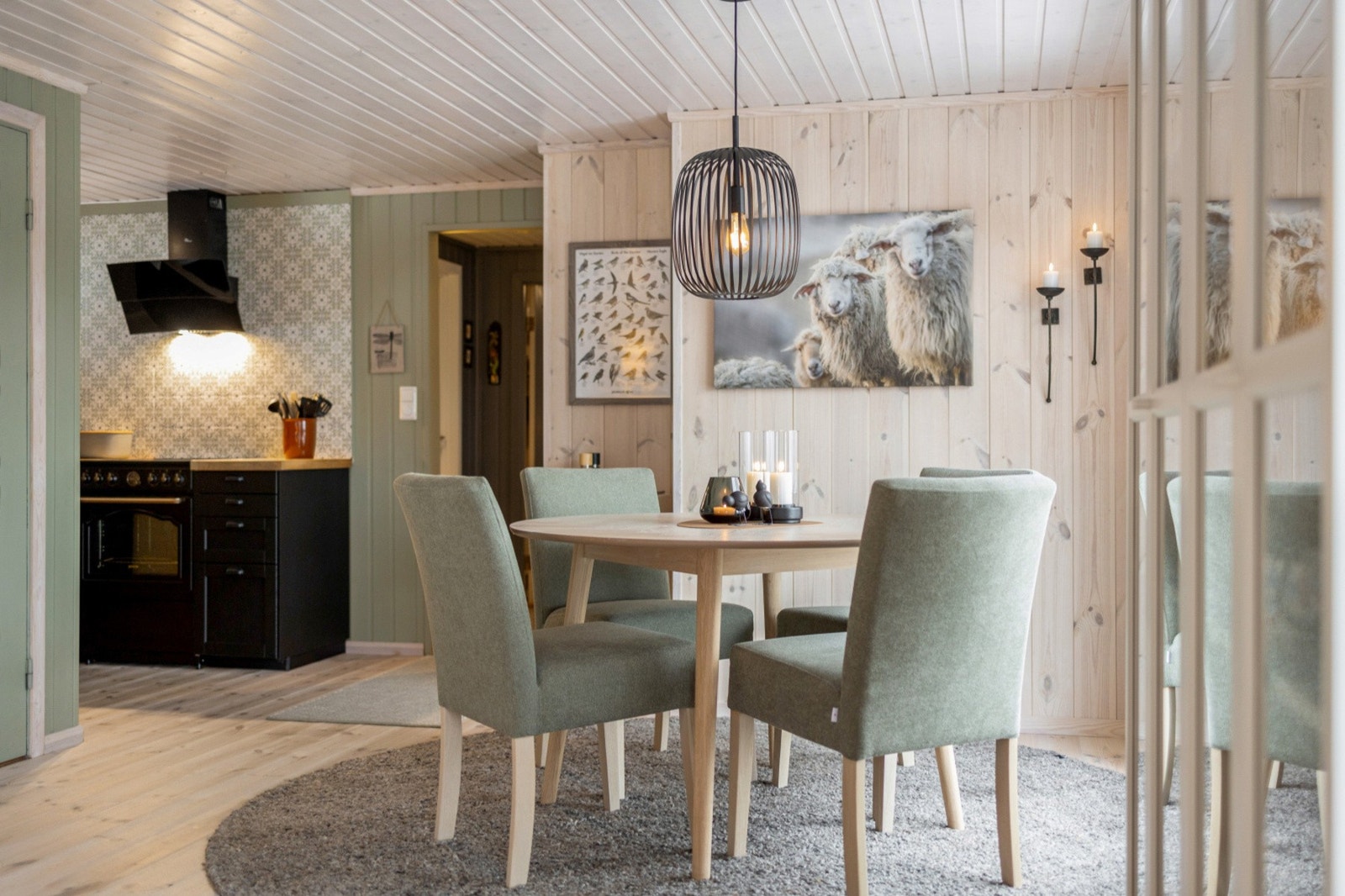 Her er det brukt tid og penger - du får følelsen av ny hytte, men med den ekte hyttekosen i behold. Galleribilde