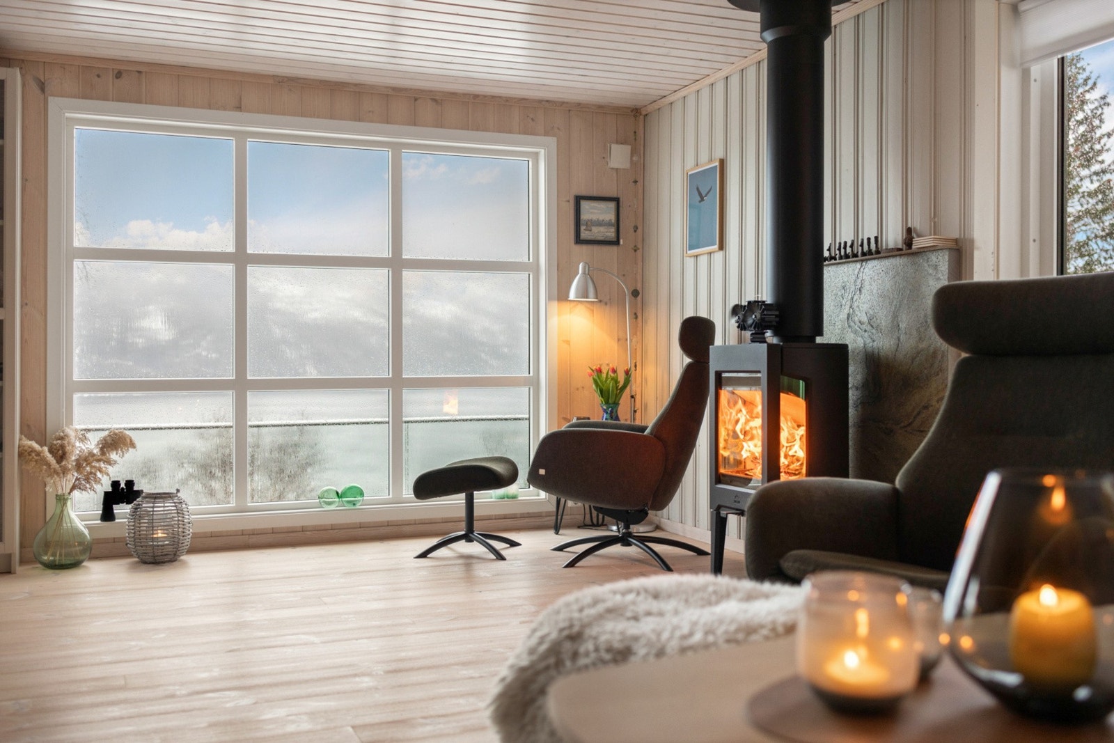 Store investeringer fra 2011 til 2025: ny pipe, nye gulvbjelker, ny isolasjon, ny vedbu, ny beis - lista er lang, og verdien er din. Velholdt og jevnlig modernisert fritidsbolig - her kjøper du mer enn en hytte, du kjøper trygghet og kvalitet. Galleribilde