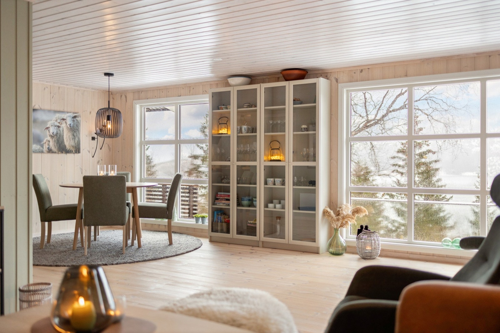 Du vil legge merke til det gode naturlige lysinnslippet som kommer inn stua. Du har full kontroll på været, og båttrafikken på fjorden. Galleribilde