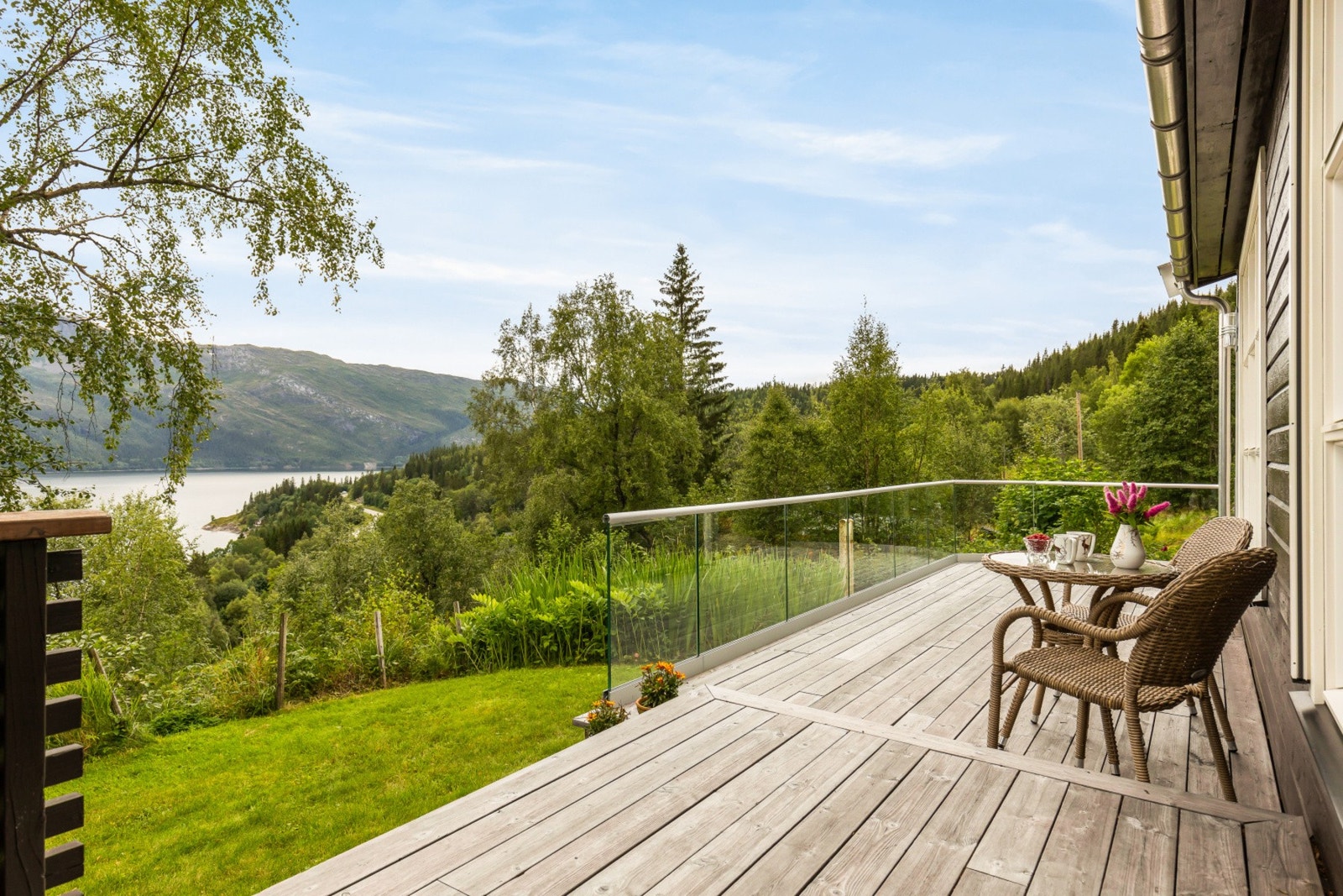 Hytta har rikelig med terrasser rundt slik at man kan følge sola etterhvert som den beveger seg. Legg også merke til glassrekkverket som ivaretar den vakre utsikten. Galleribilde