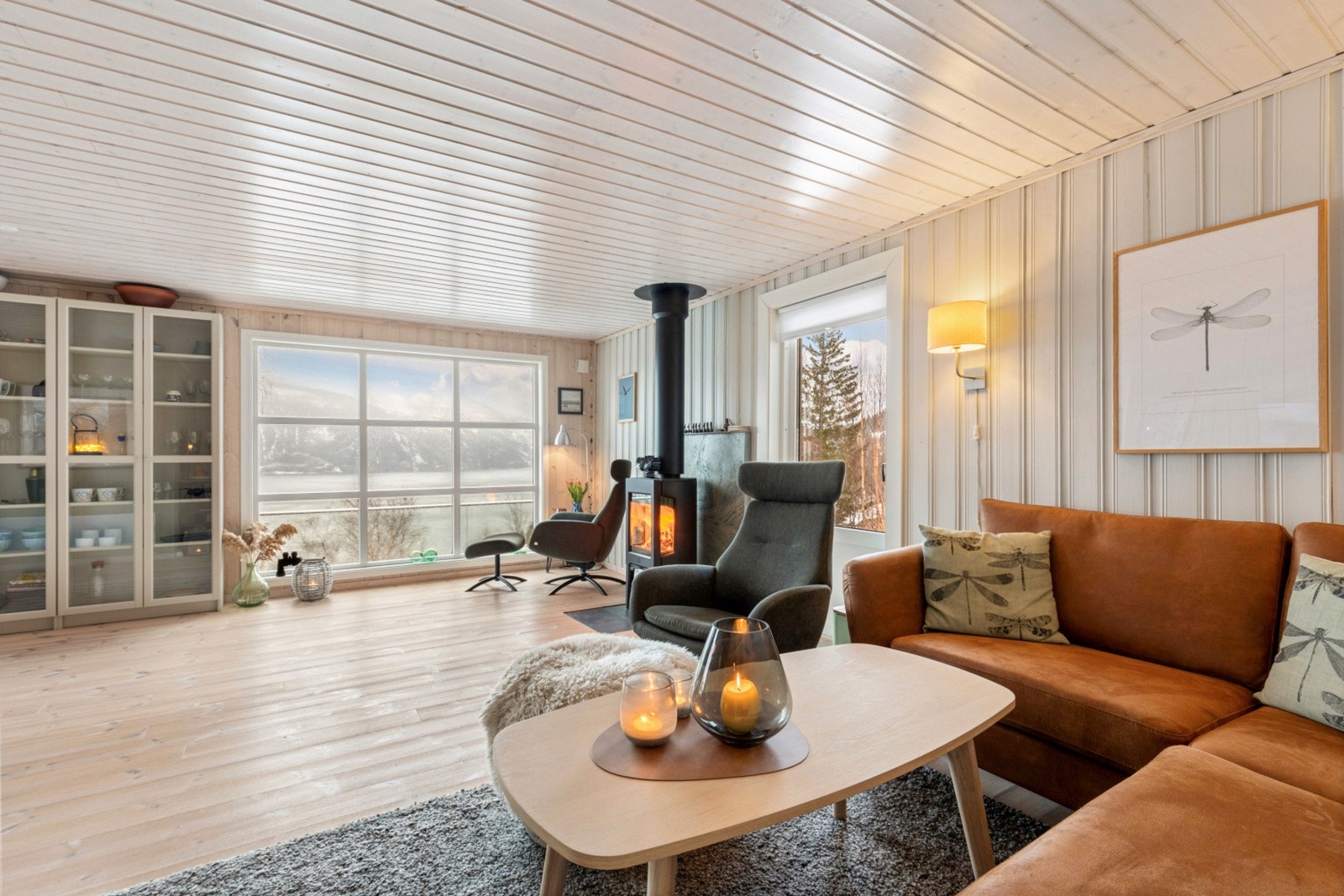 Absolutt ingenting er overlatt til tilfeldighetene når det kommer til oppussing av denne vakre fritidseiendommen. De store vindusflatene rammer elegant inn den vakre naturen som befinner seg rundt hytta. Galleribilde