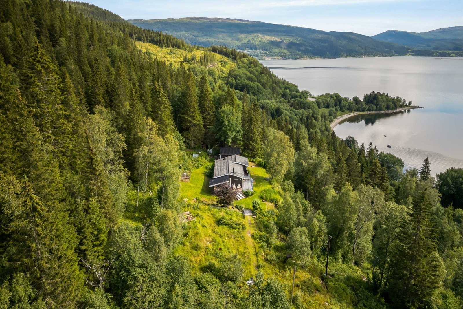 Kun en kort kjøretur fra Mo i Rana finner du denne perlen av en fritidseiendom. Hytta ligger skjermet til på et høydedrag og nyter således en fabelaktig utsikt, med tilhørende solforhold. Galleribilde