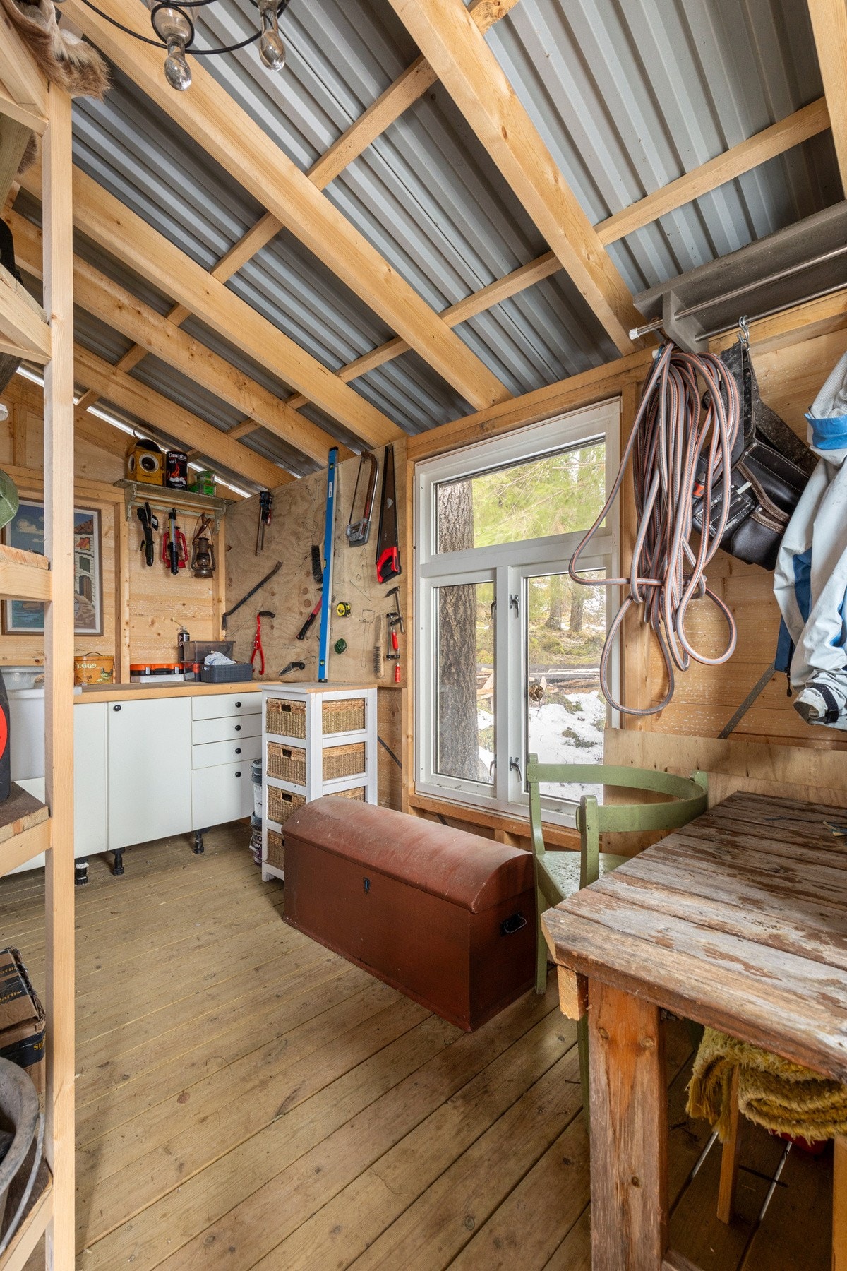 En verkstedsbod må en hver hytte med respekt for seg selv ha. Her har man alt man trenger for sitt neste prosjekt eller for å holde løpende vedlikehold. Galleribilde