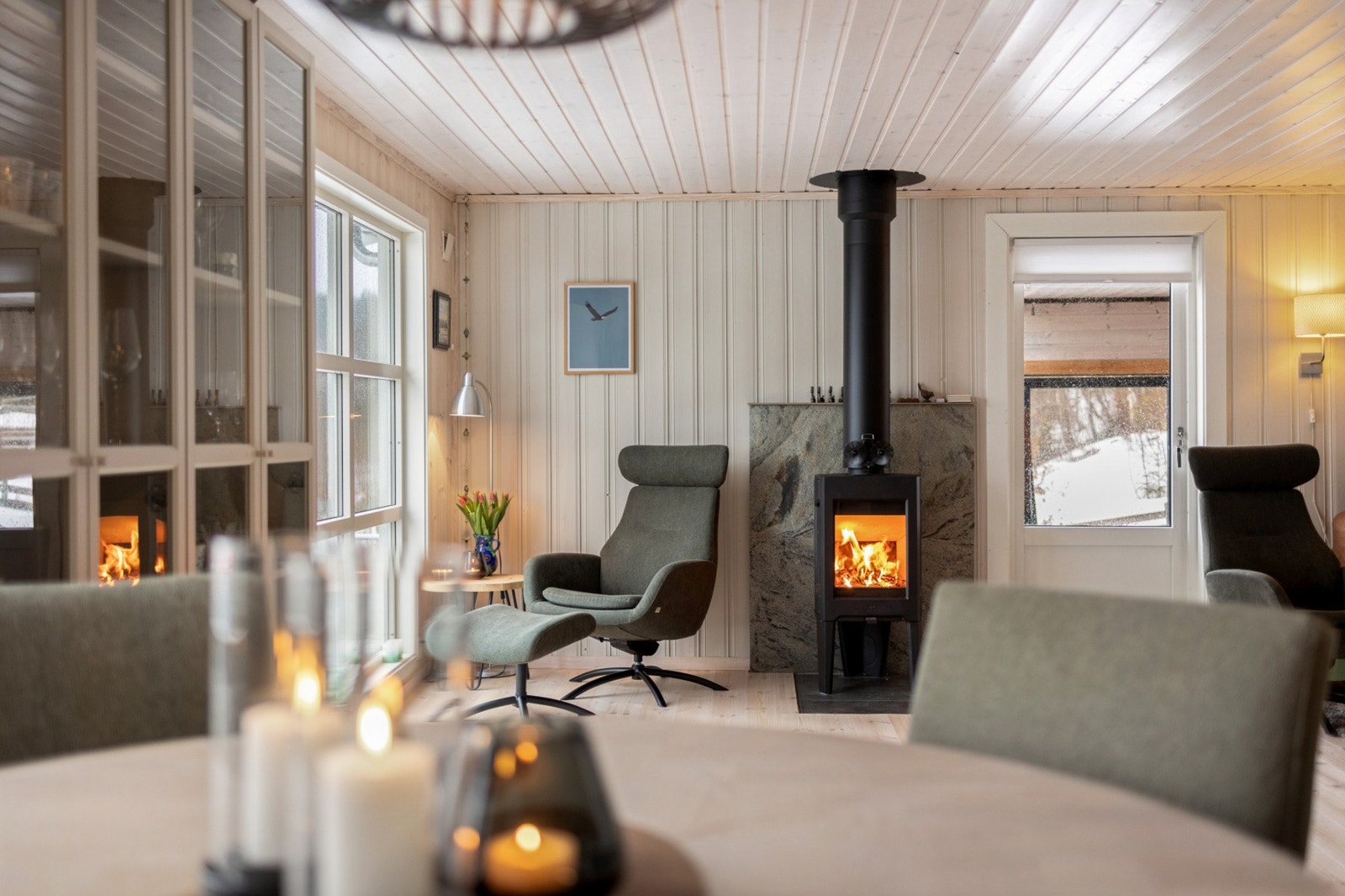 Nye overflater, nytt elektrisk anlegg og moderne vedovn fra 2019 - her er komfort og kvalitet på plass. Her kan du nyte både peisvarme og panoramautsikt - uten å løfte en finger. Alt er allerede gjort. Galleribilde