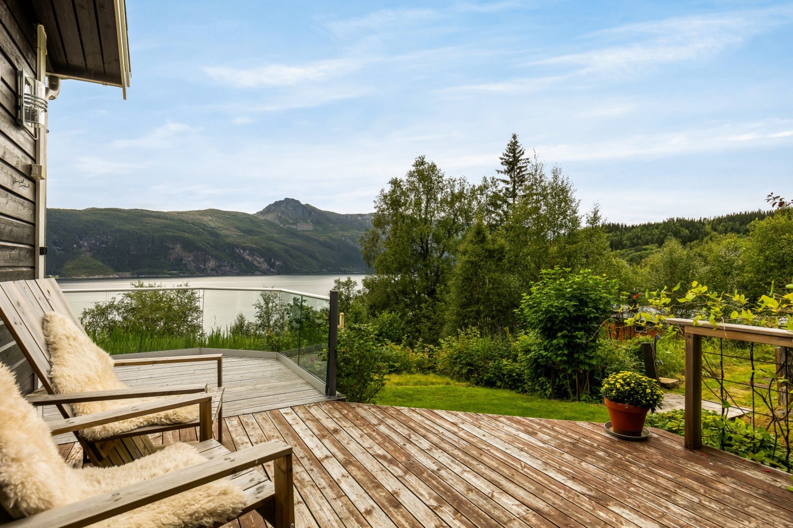 Gjester som ankommer hytta blir møtt av velkomstkomiteen og tatt varmt i mot og ønsket velkommen. Første møte er den solrike terrassen. Galleribilde