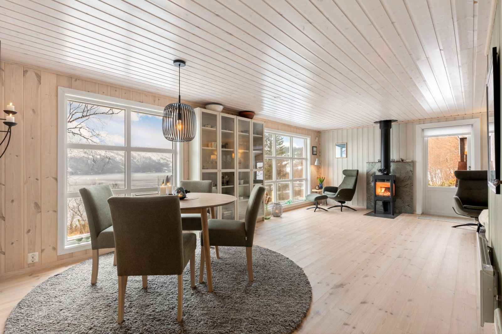 Stuen har vært gjennom en skikkelig oppgradering, men likevel er følelsen bevart. Hytta er klar for nye minner. Galleribilde