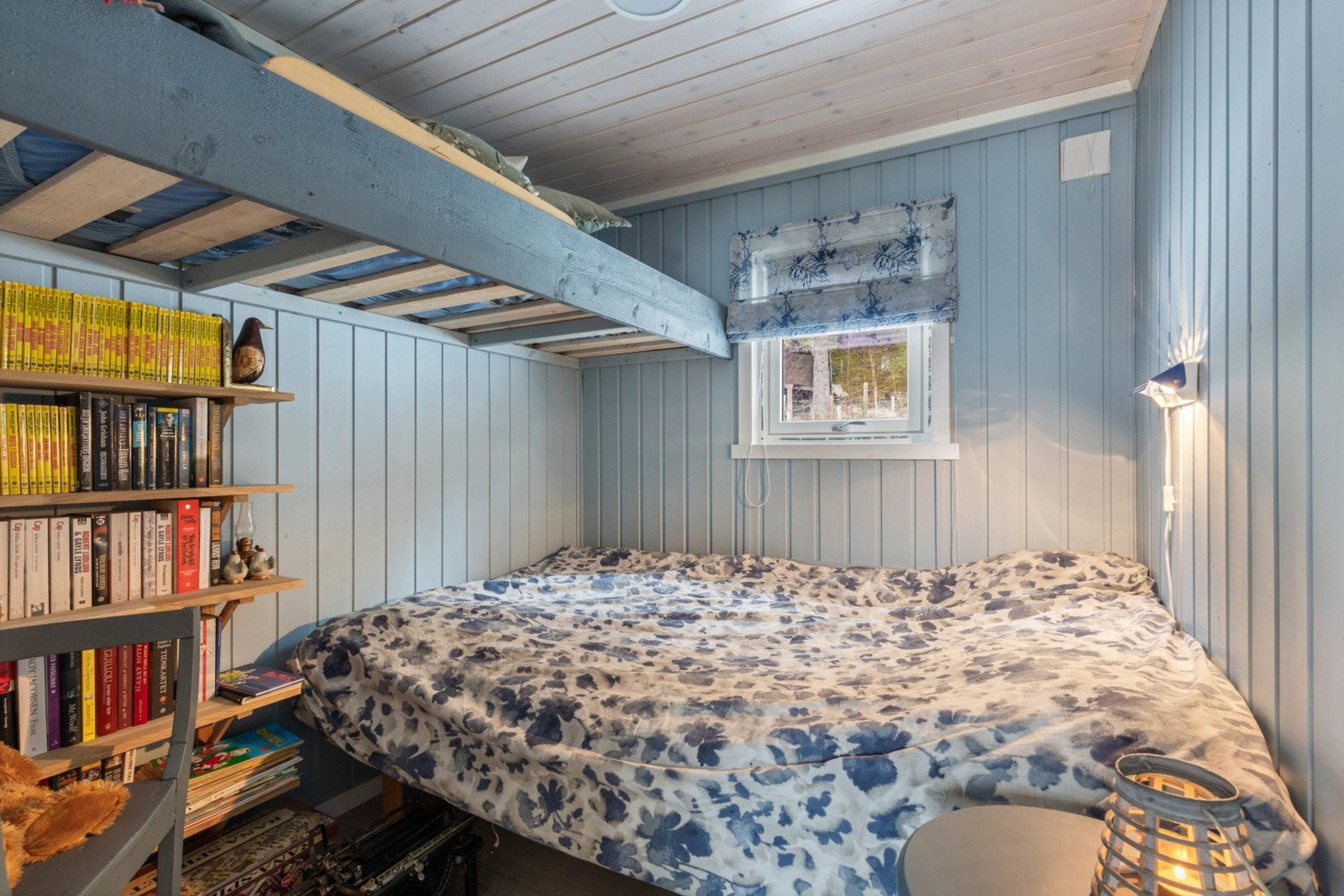 Rolige farger, gode materialer og ekte hyttekos. Et soverom som faktisk senker pulsen. Galleribilde