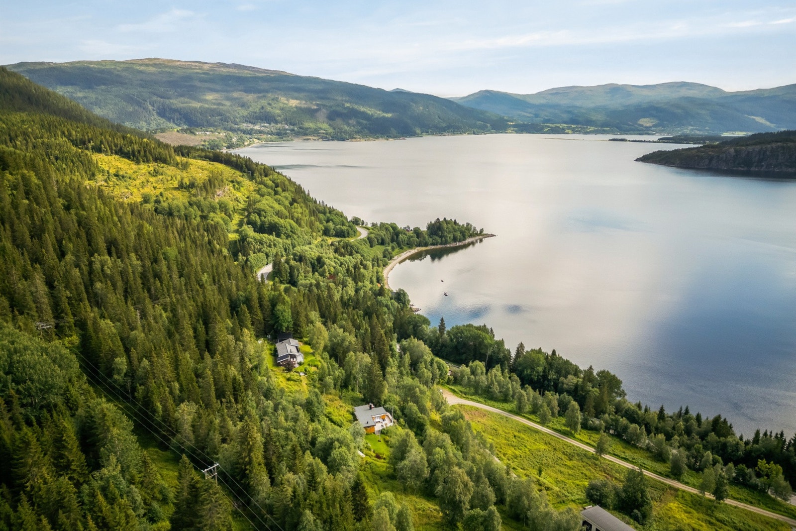 Dronebildene sier det best: her får du panoramautsikt, privatliv og nærhet - alt i ett. EIE ønsker velkommen. Galleribilde