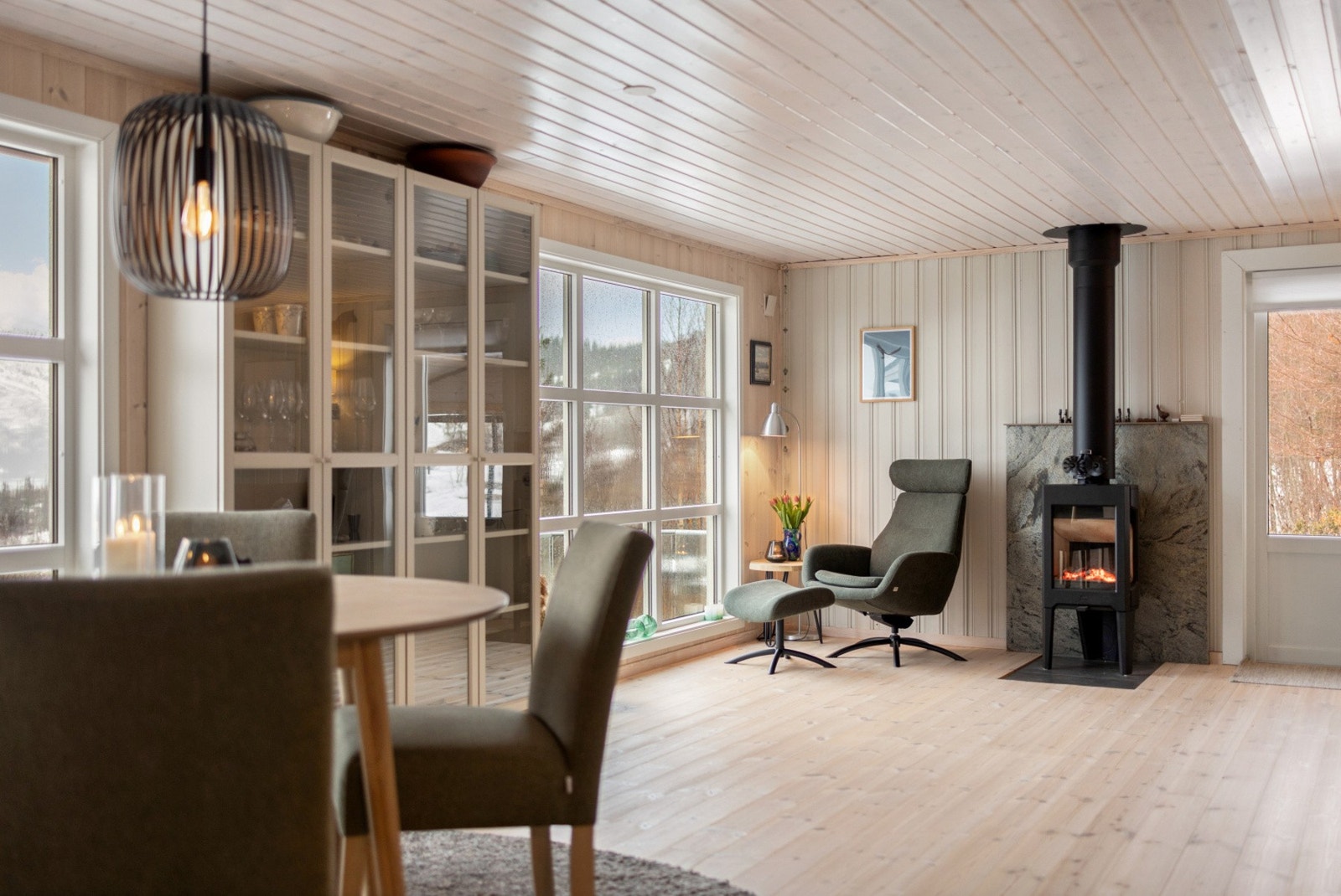 Ildstedet varmer effektivt opp hyttas allrom, og man kan se flammene danse fra flere sider. Vinduene er store, men holder godt på varmen siden de er helt nye. Galleribilde