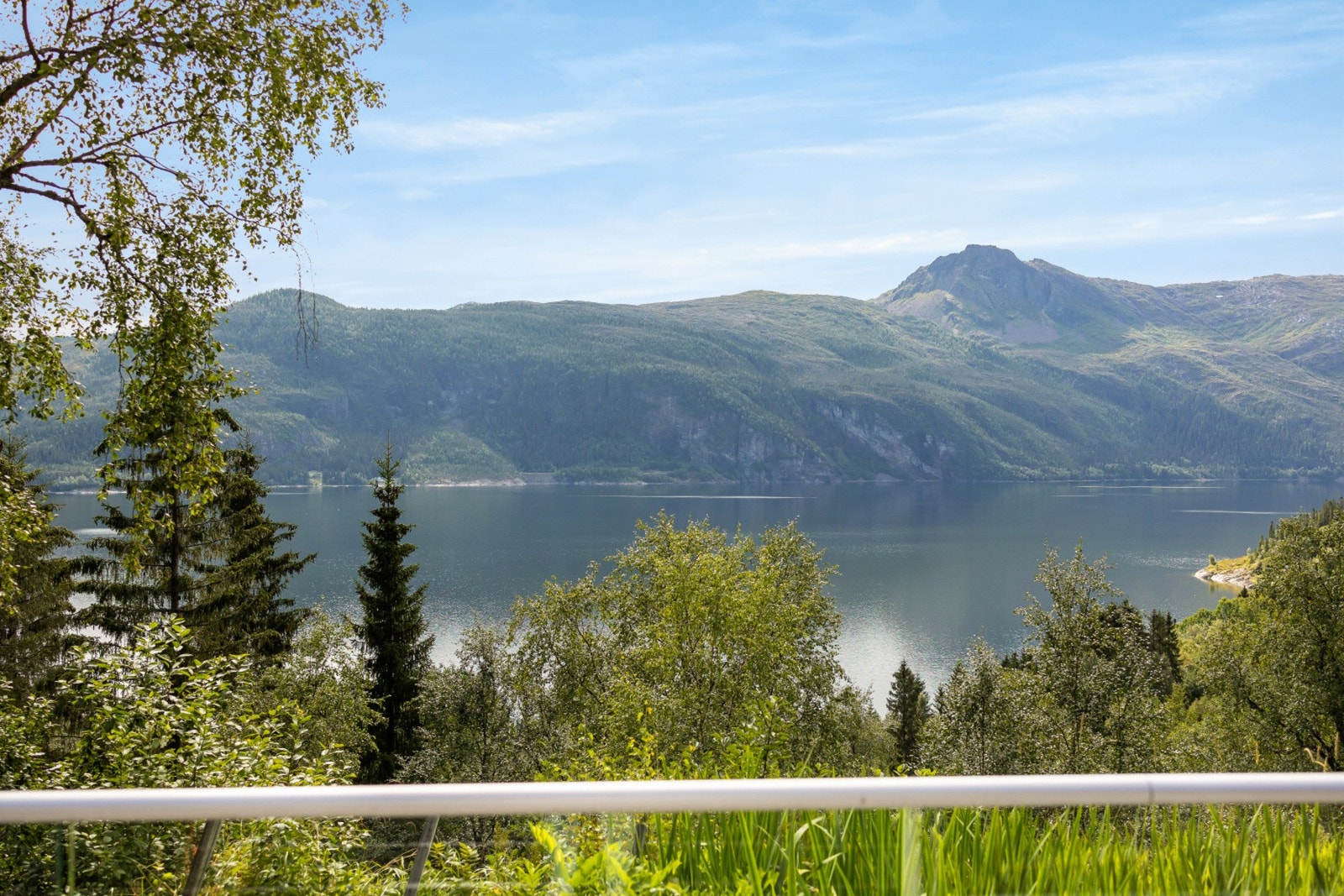 Her trenger du ikke underholdning - bare en stol, en kopp kaffe og blikket mot Sørfjorden. Galleribilde