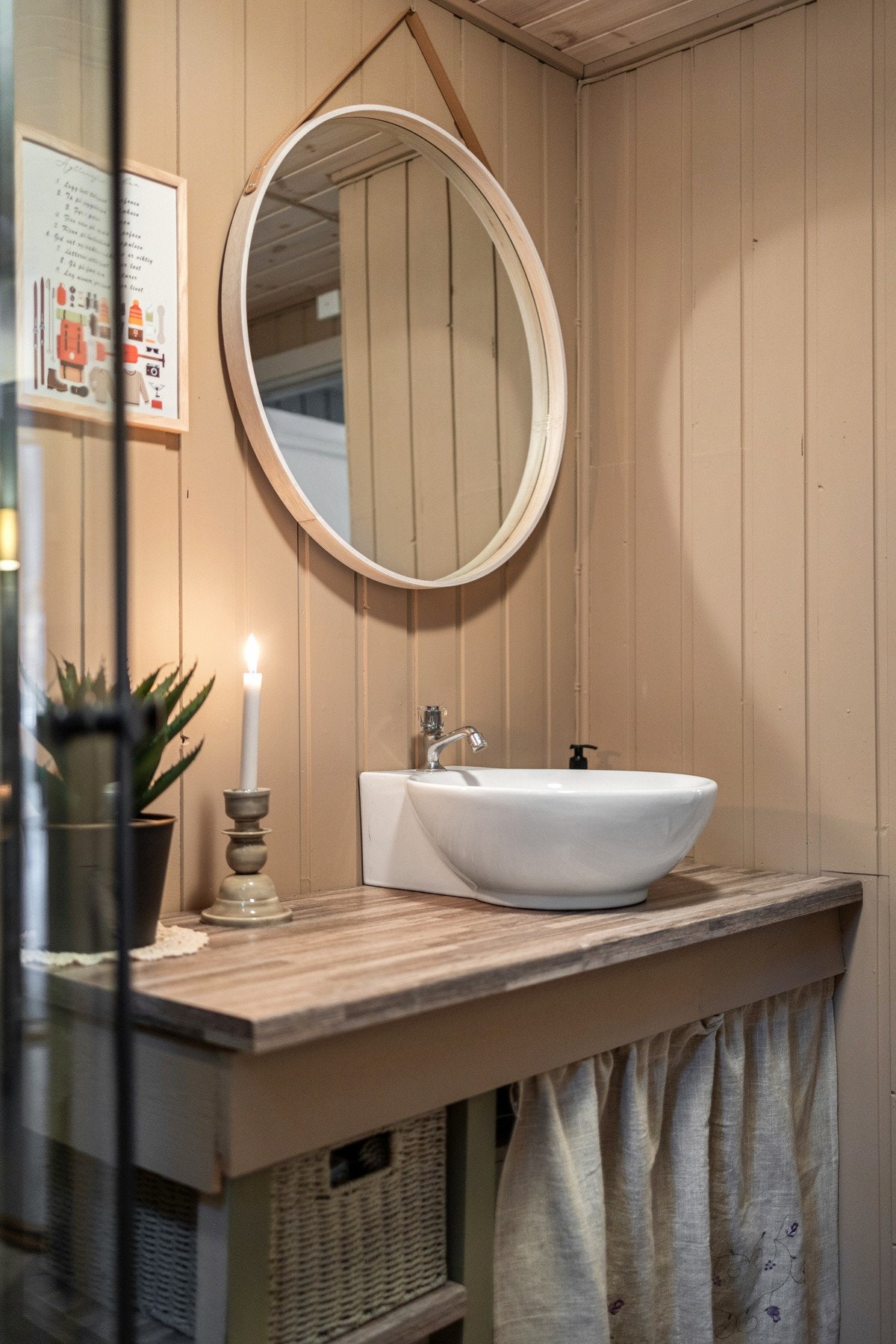 Nytt dusjkabinett, nytt blandebatteri og ny varmtvannsbereder - gjort i 2025. Du slipper både styr og utgifter. Galleribilde