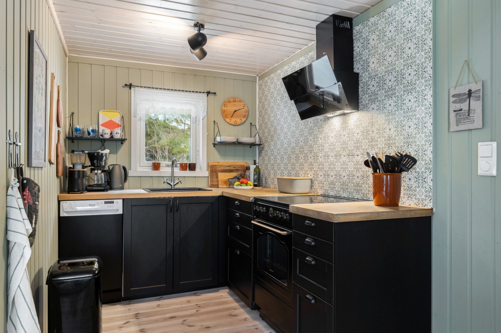 Kjøkkenet ble totalrenovert i 2019. Kjøkkenet har særpreg og sjel - og det lille ekstra som gjør det unikt: benkeplate i heltre, fra av Baker Olsen ytterst. Galleribilde