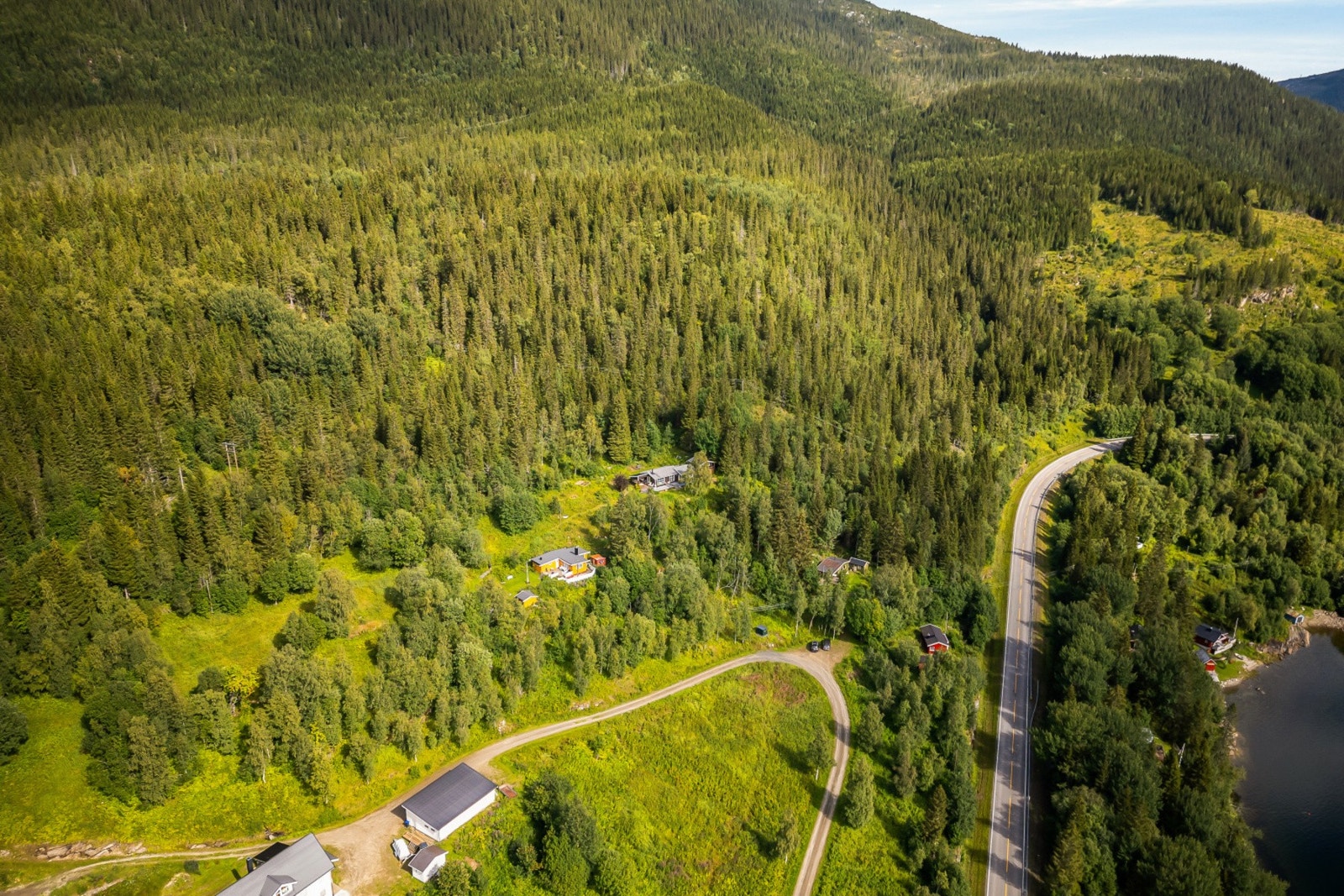 Kun 30 minutter fra Mo i Rana - og likevel føles det som en helt annen verden. Hemnesveien 248 - plassert midt i naturen, men nært nok til at du kan dra etter jobb. Galleribilde