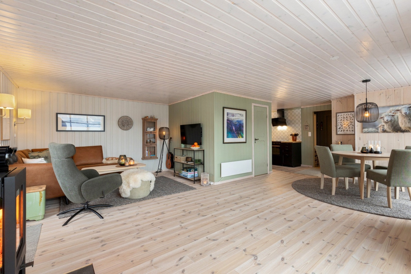 Fritidseiendommen er renovert til topp moderne standard, samtidig som den beholder sin historiske sjarm. Det er nøye utvalgte materialer som er benyttet, valg fra øverste hylle. Galleribilde