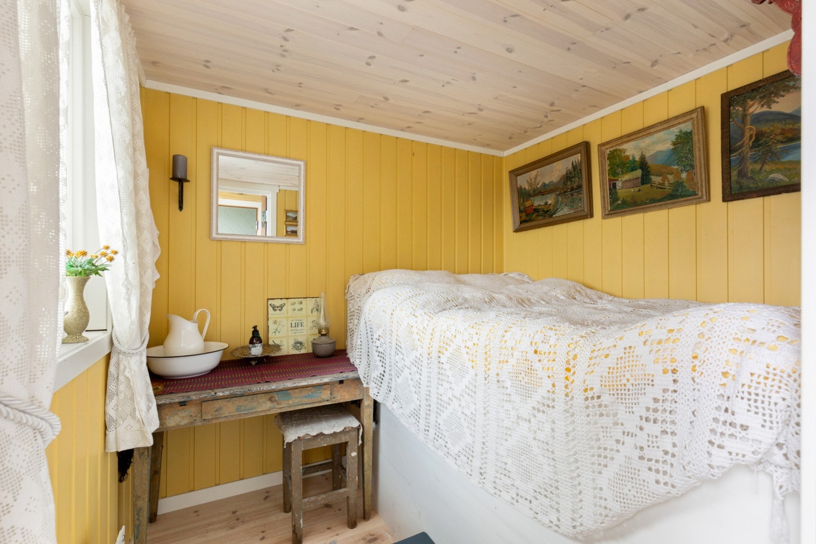 Gjestene nyter natten i det gule rommet. Enkelt, lunt og oppgradert - akkurat sånn et soverom på hytta skal være. Galleribilde