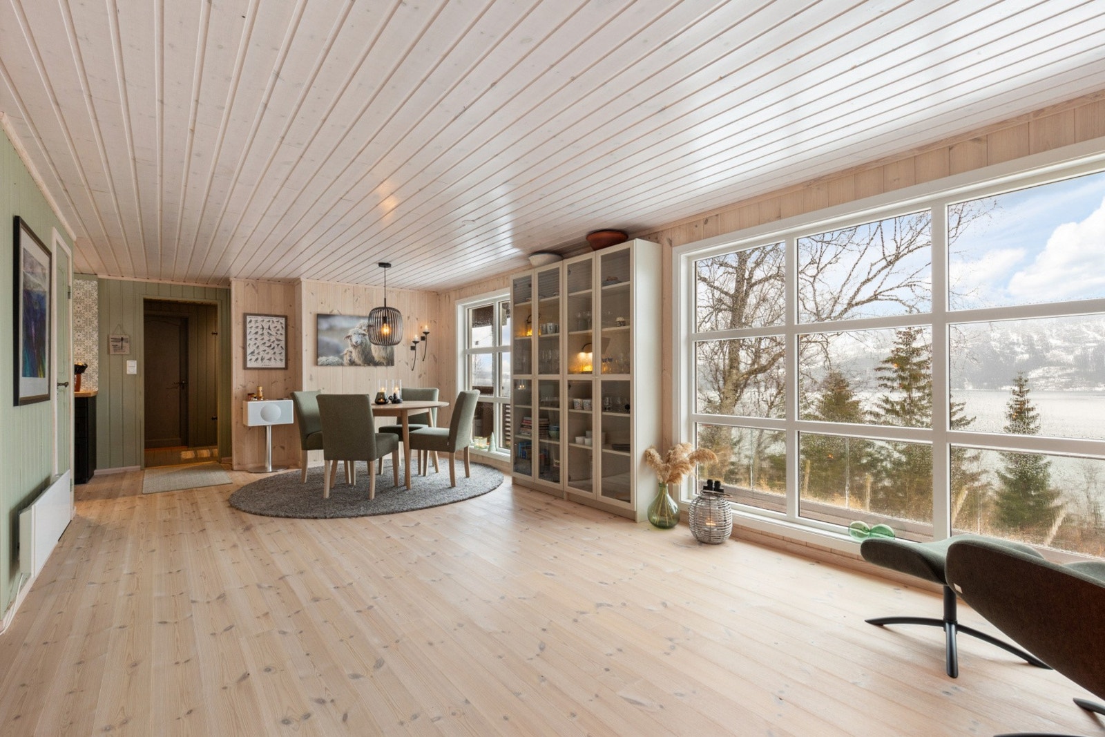 Oppussingen minner mer om den kvaliteten man forventer å finne hjemme hos noen, altså lang over hva man stort sett finner i fritidseiendommer. Eiendommen bør sees for riktig inntrykk. Galleribilde