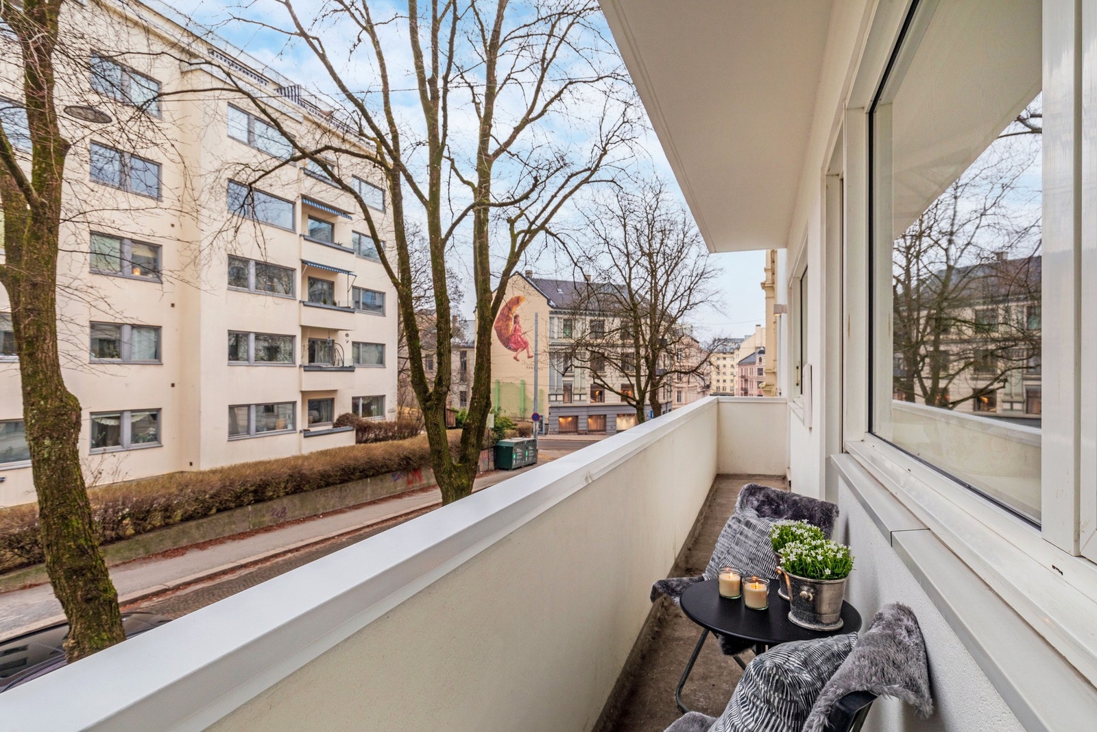 Nord-øst vendt balkong. Ikke skillevegger mellom naboene. Galleribilde