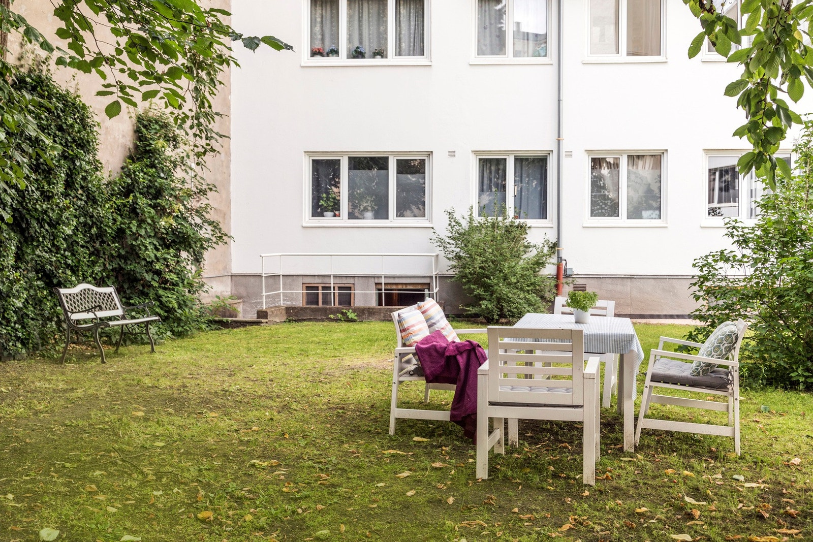 Hyggelig felles hage med sittegrupper for beboerne. Galleribilde