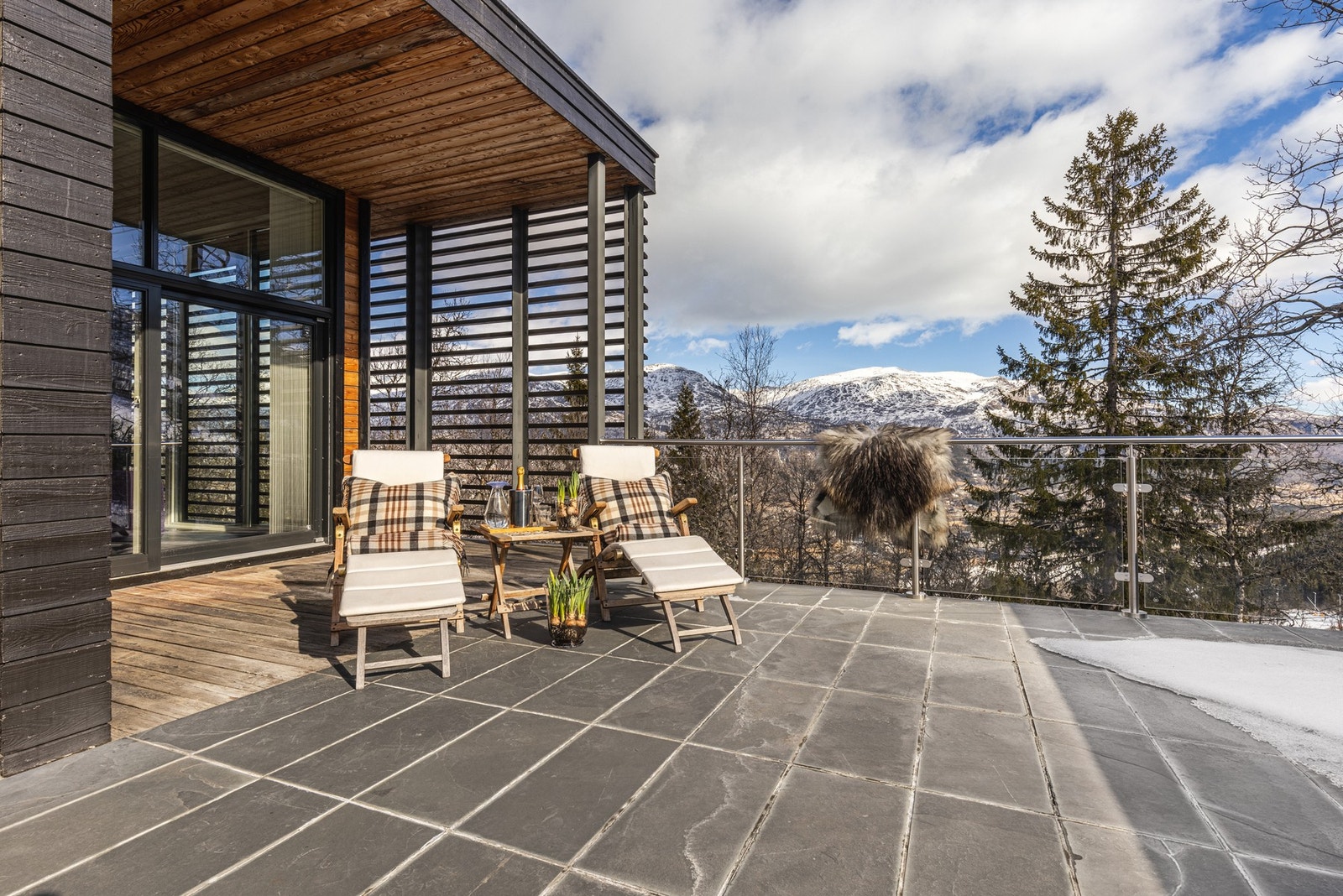 Utgang til terrasse på 73 kvm fra stuen. Galleribilde