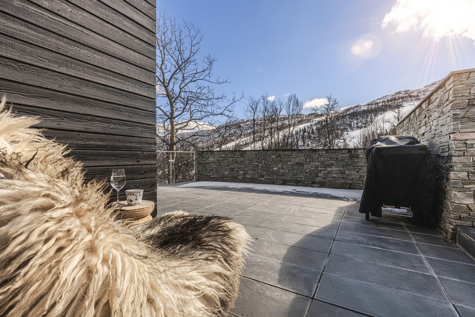 Solrik terrasse med flere soner. Galleribilde