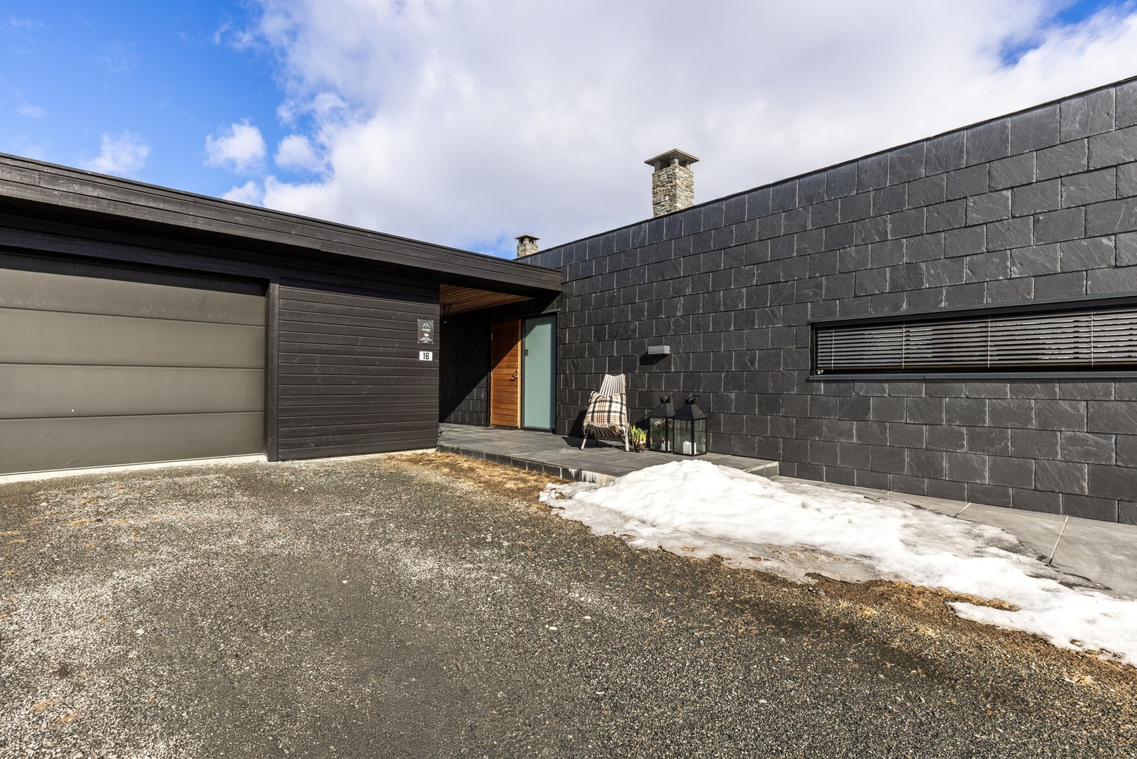 Garasje med lader for elbil. Biloppstillingsplasser på tomten. Galleribilde