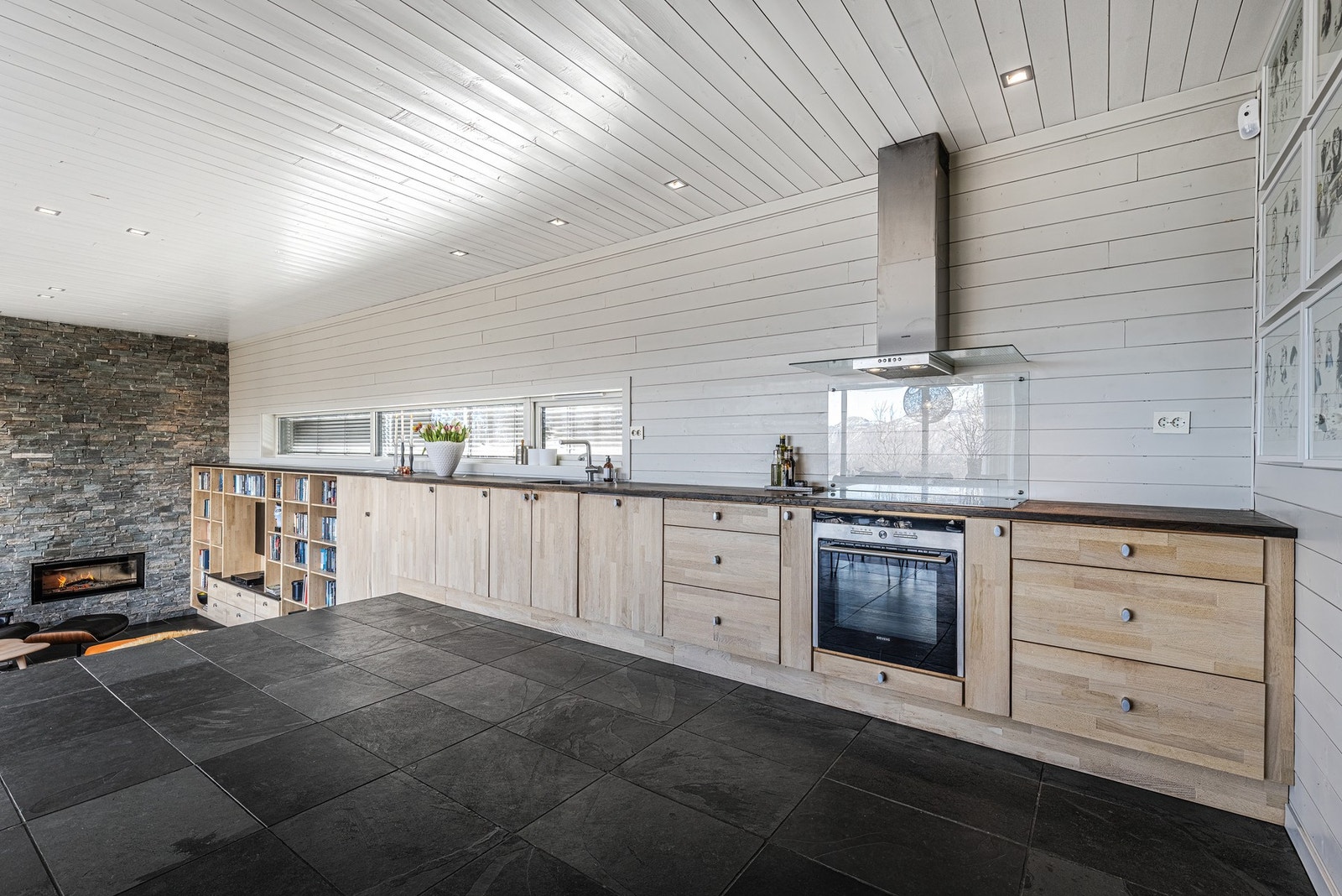 Kjøkken med rikelig skap- og benkeplass. Galleribilde