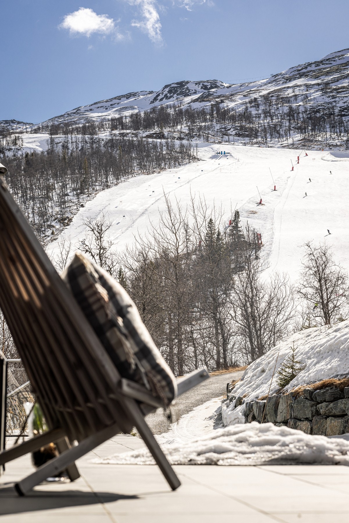 Utsikt mot bakken fra terrassen. Galleribilde