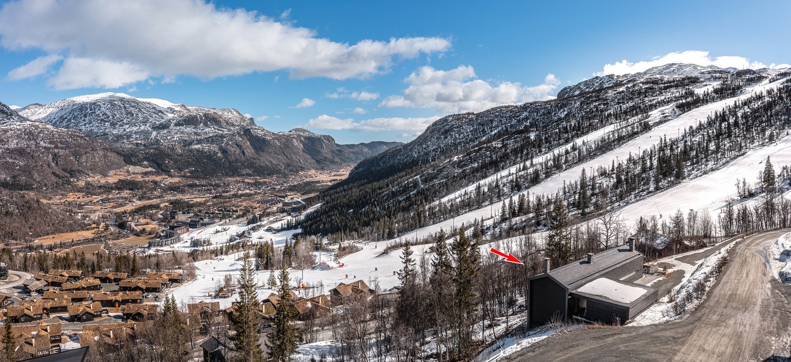 Hytta ligger fint til på pynten. Galleribilde