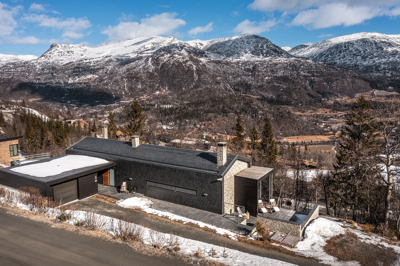 Hytta er kledd i skifer som krever minimalt med vedlikehold. Galleribilde