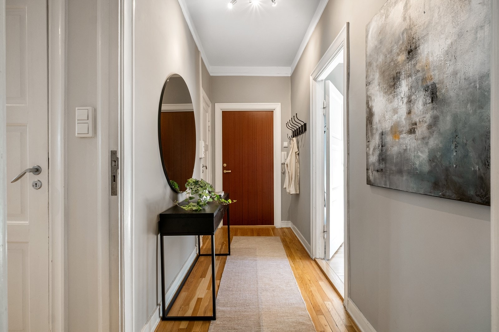Velkommen inn! Det første som møter deg i leiligheten er en lys og innbydende entré som gir et godt førsteinntrykk av leiligheten. Galleribilde