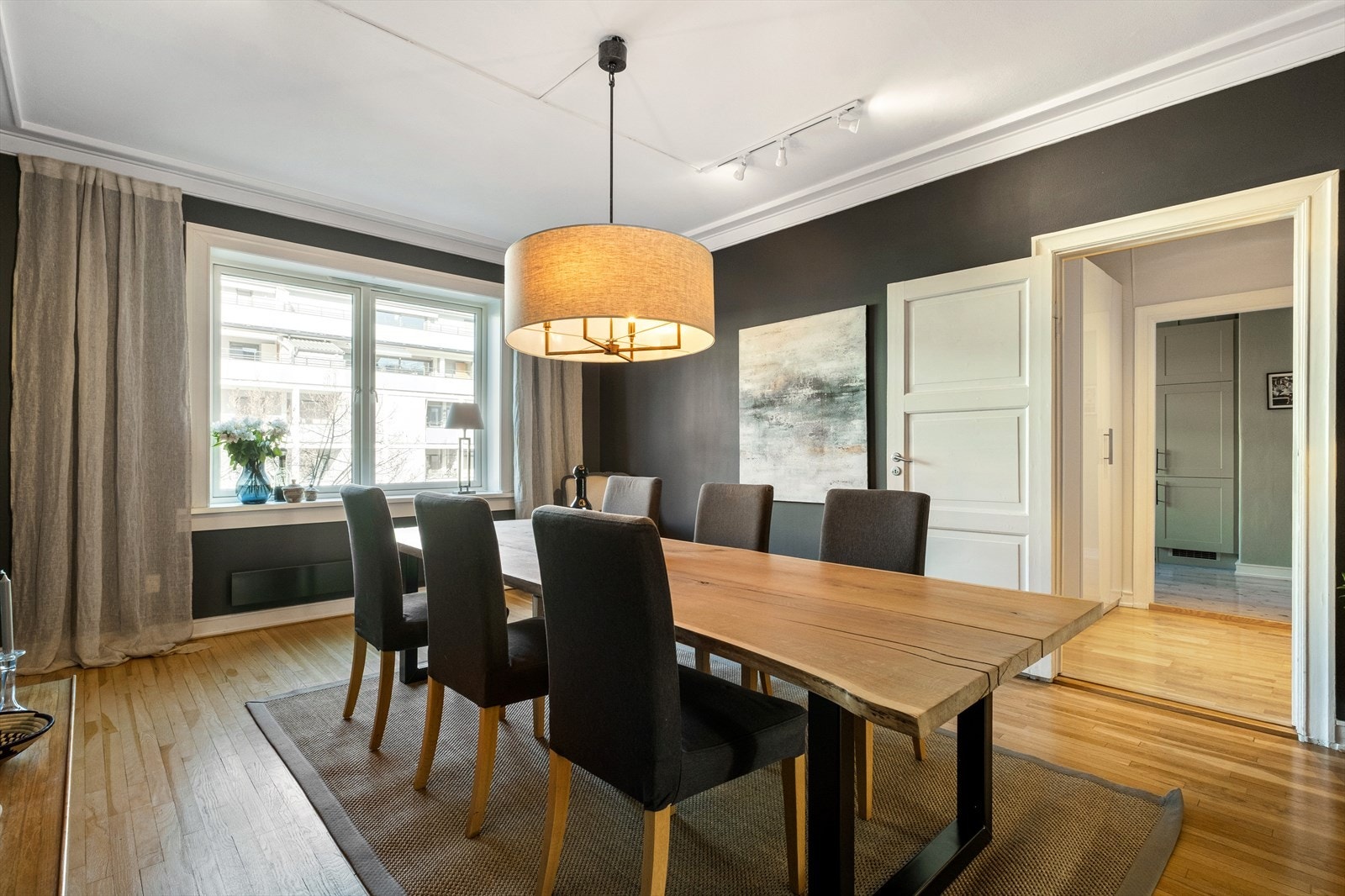 God plass til langstrakt spisebord. Galleribilde