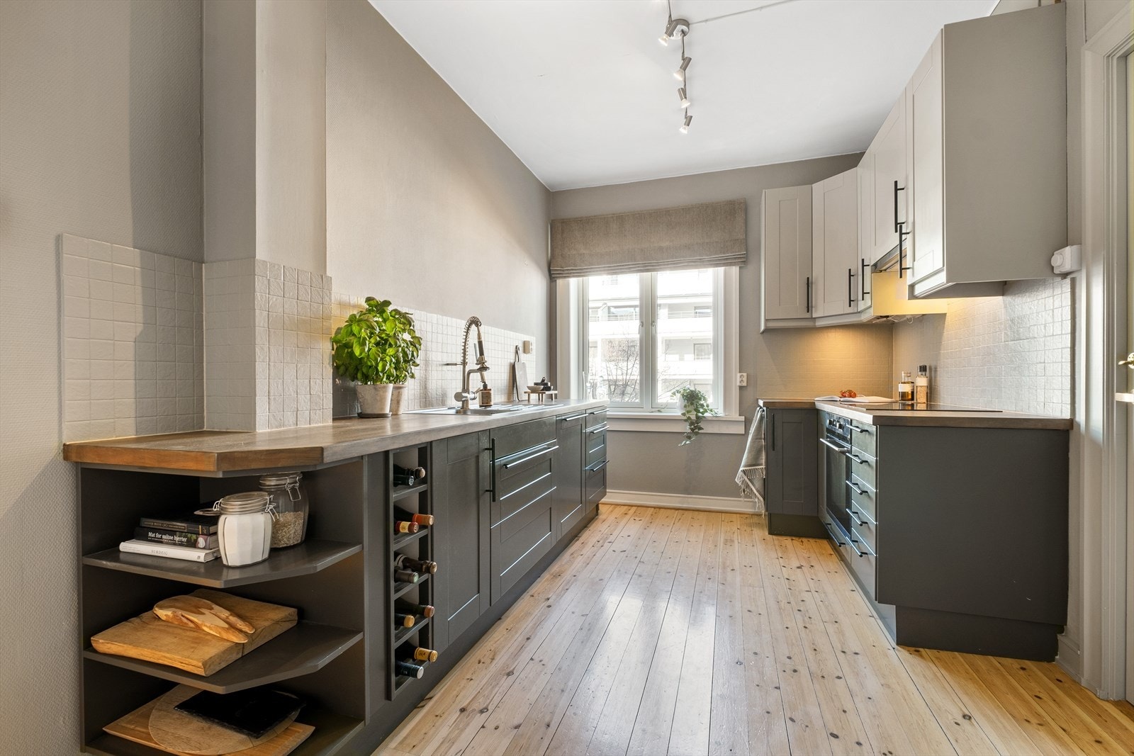 Separat og romslig kjøkken fra 2012. Galleribilde