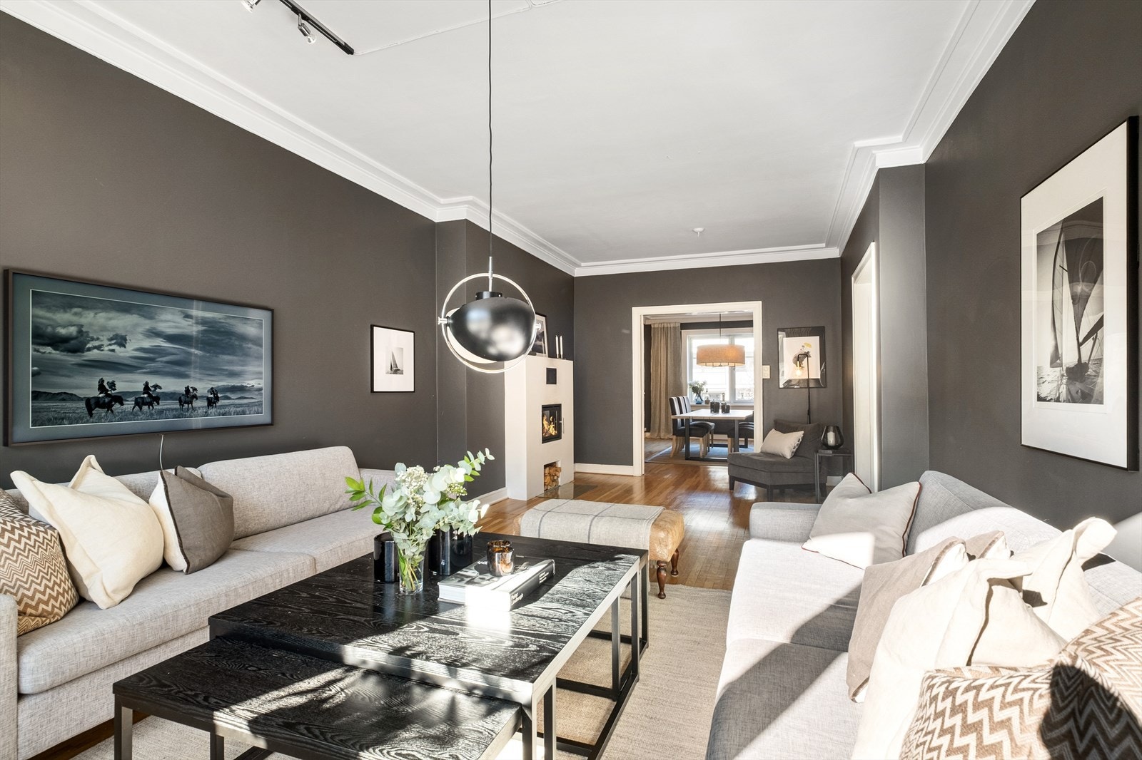 Leiligheten er malt i delikate og tidsriktige farger. Galleribilde