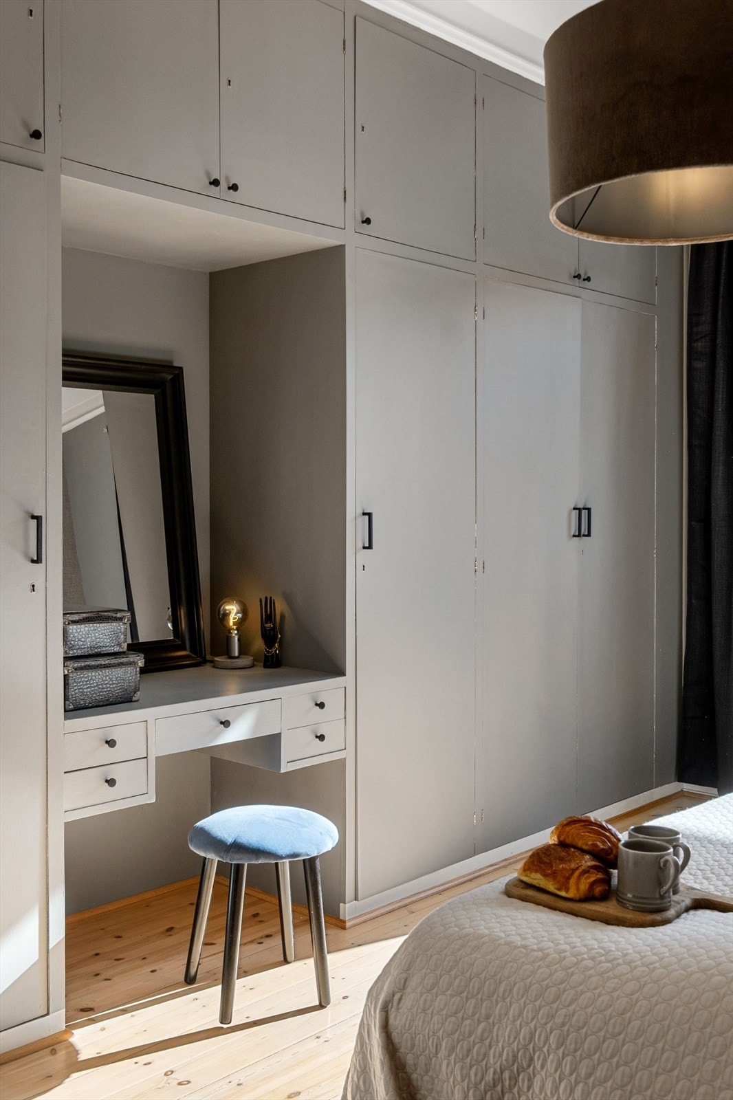 Praktisk, plassbygget pult på hovedsoverommet. Galleribilde