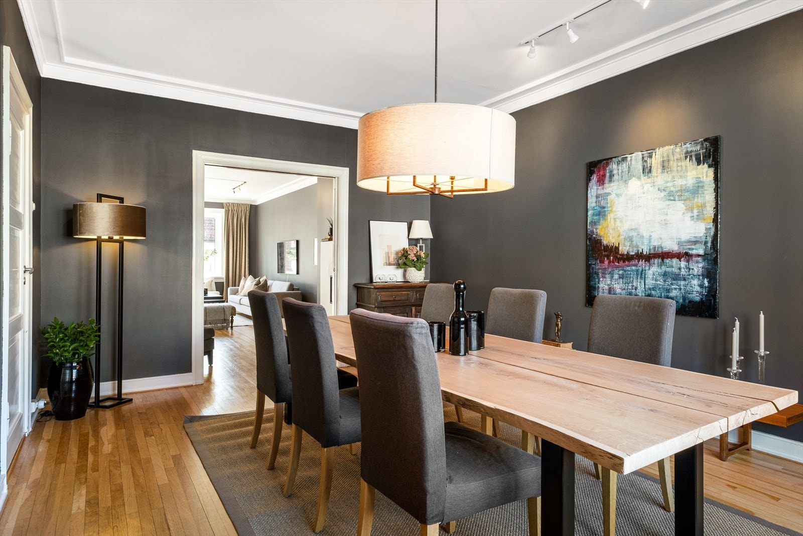 Leiligheten har god himlingshøyde på hele 2,77 m. Galleribilde