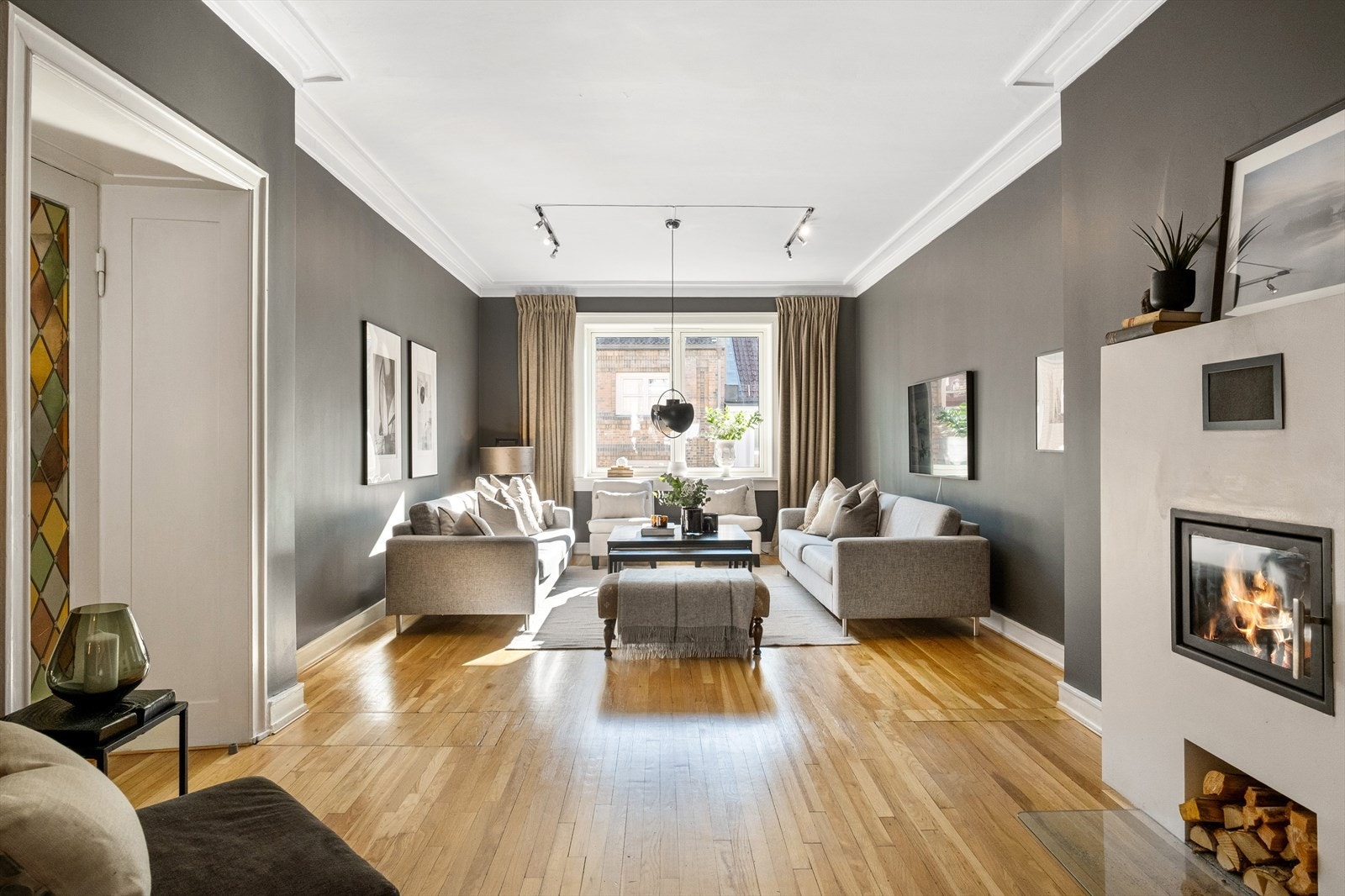 Hjertet i leiligheten er den romslige stuen med plass til stor sofagruppe med tilhørende møblement. Galleribilde